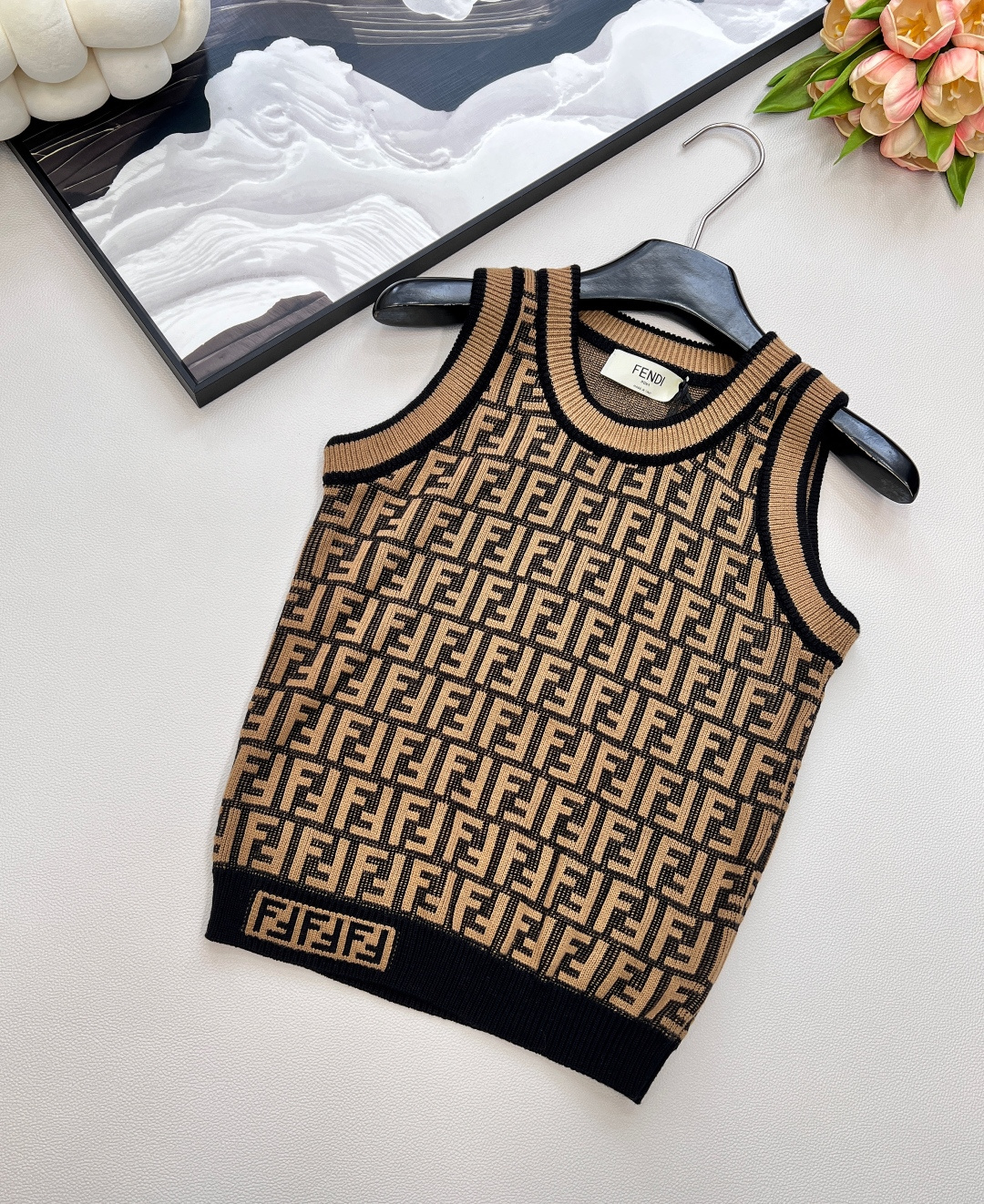 🆕Fendi 经典系列..🤎🤎🤎FF Logo针织背心！超爱的这款 超级有气质！没穿之前可能感觉有点老气