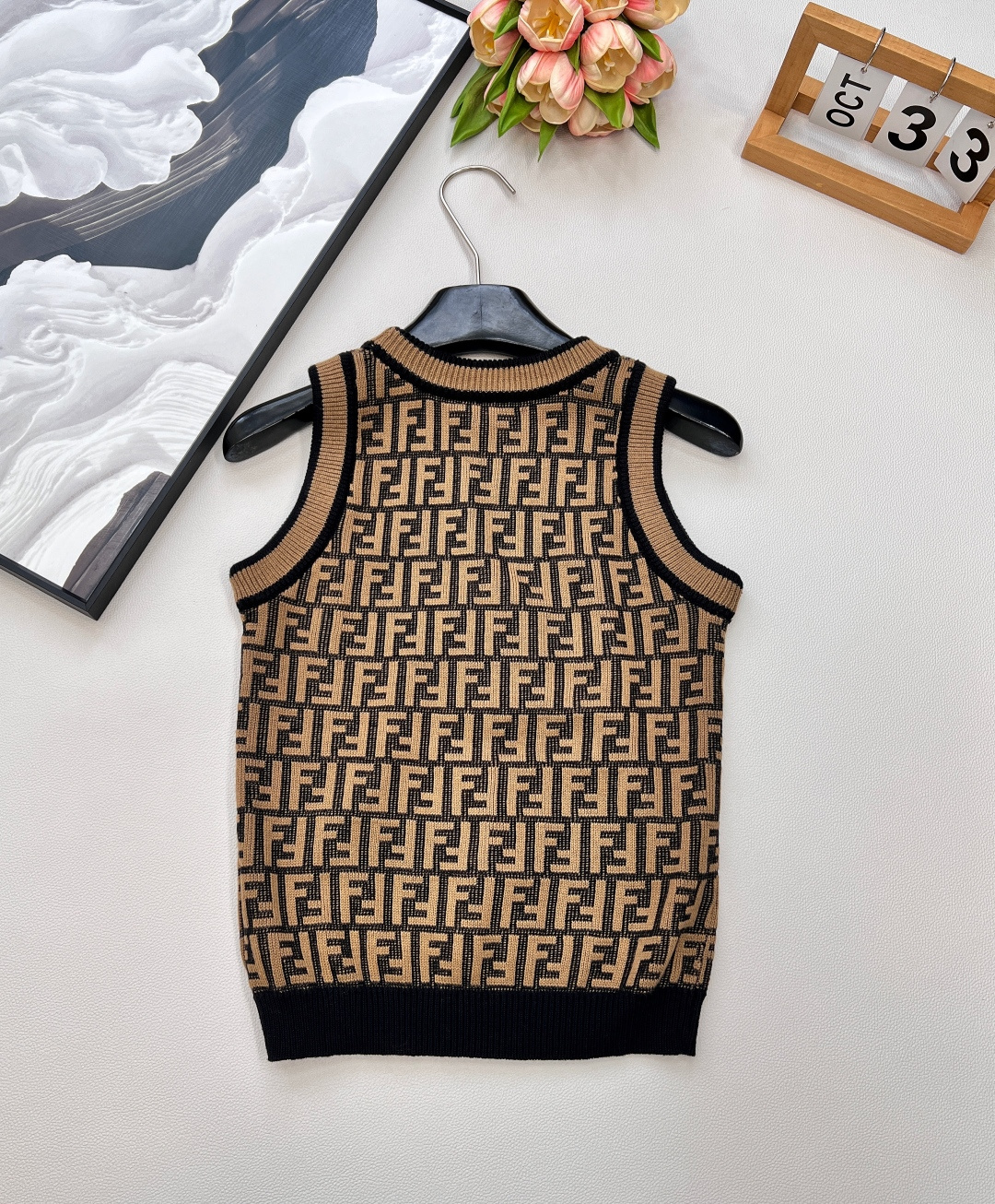 🆕Fendi 经典系列..🤎🤎🤎FF Logo针织背心！超爱的这款 超级有气质！没穿之前可能感觉有点老气