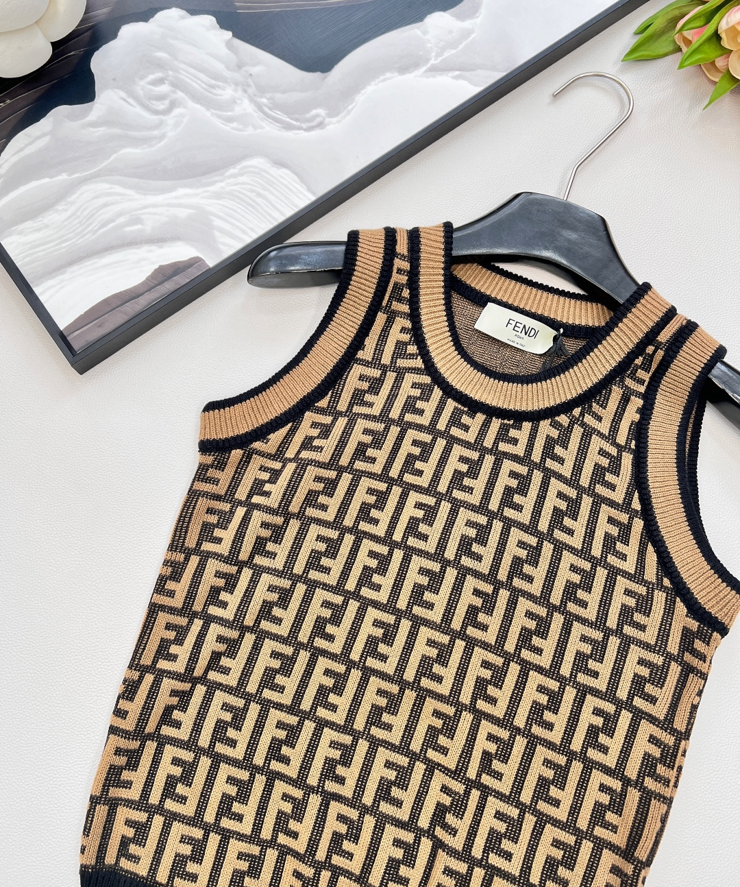 🆕Fendi 经典系列..🤎🤎🤎FF Logo针织背心！超爱的这款 超级有气质！没穿之前可能感觉有点老气