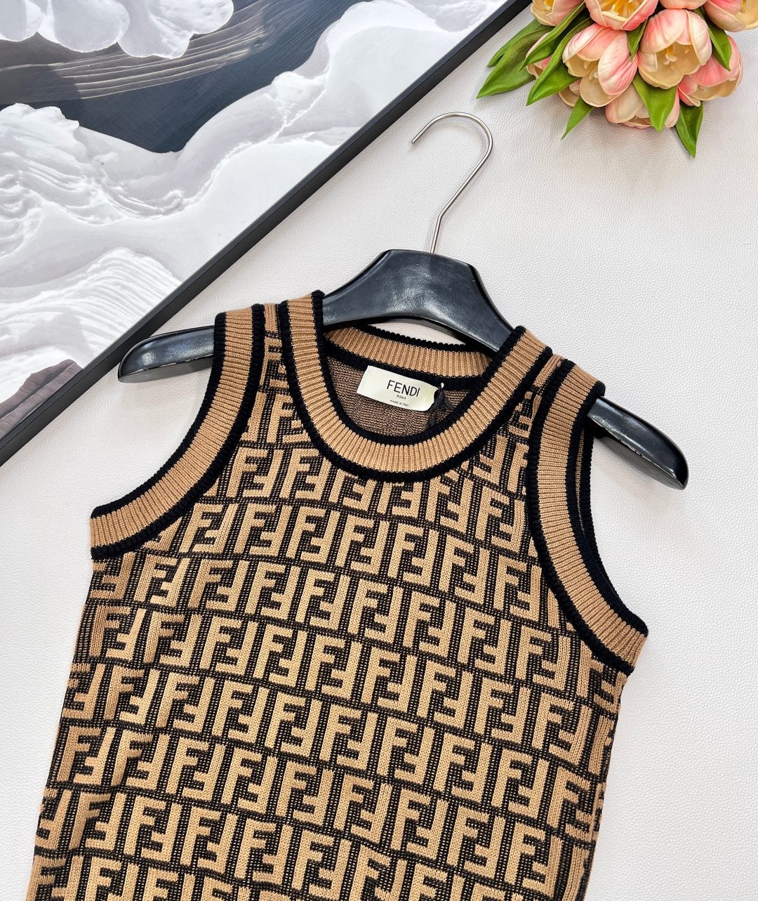 🆕Fendi 经典系列..🤎🤎🤎FF Logo针织背心！超爱的这款 超级有气质！没穿之前可能感觉有点老气