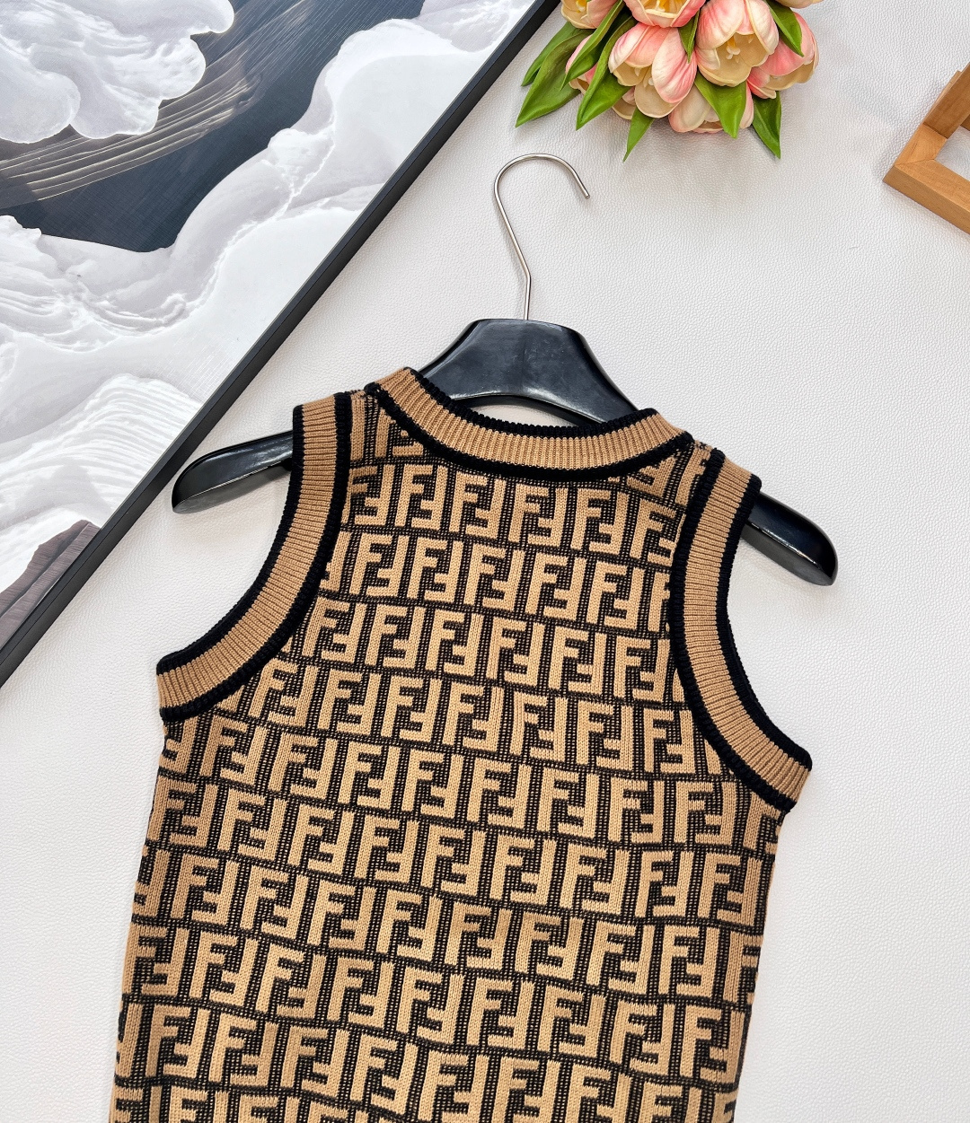 🆕Fendi 经典系列..🤎🤎🤎FF Logo针织背心！超爱的这款 超级有气质！没穿之前可能感觉有点老气