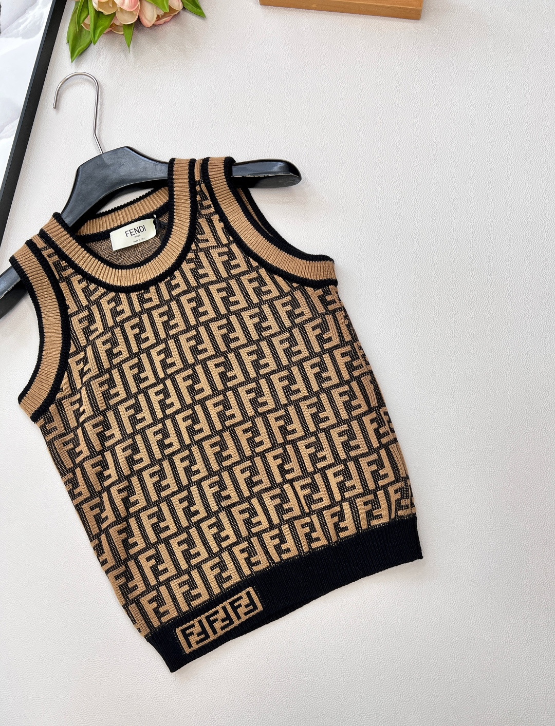 🆕Fendi 经典系列..🤎🤎🤎FF Logo针织背心！超爱的这款 超级有气质！没穿之前可能感觉有点老气