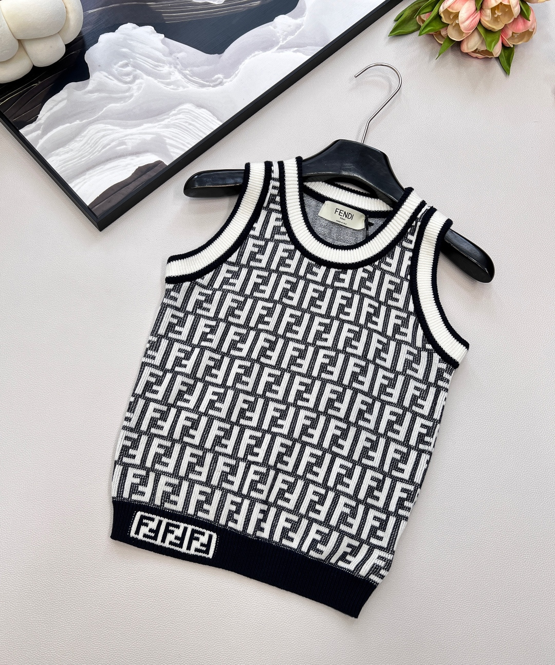 🆕Fendi 经典系列..🤎🤎🤎FF Logo针织背心！超爱的这款 超级有气质！没穿之前可能感觉有点老气