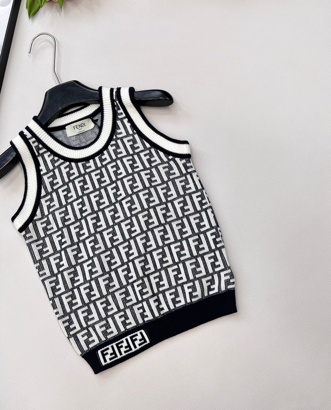 🆕Fendi 经典系列..🤎🤎🤎FF Logo针织背心！超爱的这款 超级有气质！没穿之前可能感觉有点老气