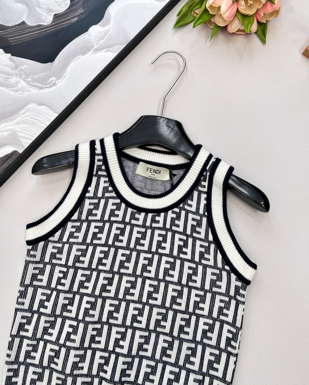 🆕Fendi 经典系列..🤎🤎🤎FF Logo针织背心！超爱的这款 超级有气质！没穿之前可能感觉有点老气