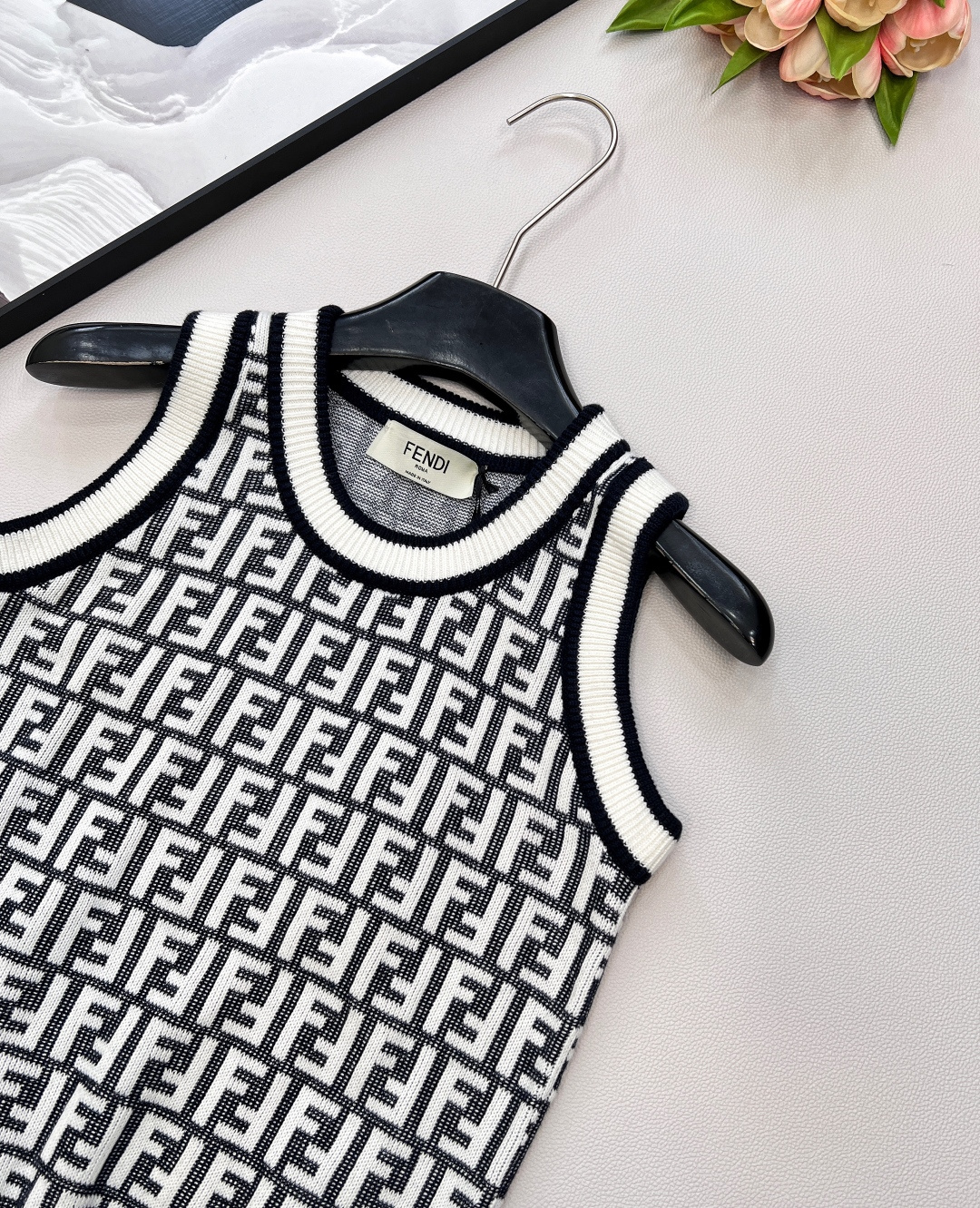 🆕Fendi 经典系列..🤎🤎🤎FF Logo针织背心！超爱的这款 超级有气质！没穿之前可能感觉有点老气