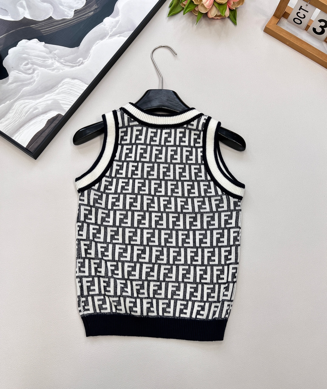 🆕Fendi 经典系列..🤎🤎🤎FF Logo针织背心！超爱的这款 超级有气质！没穿之前可能感觉有点老气