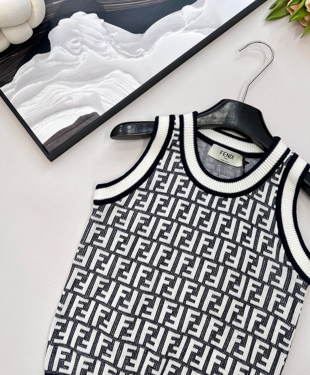 🆕Fendi 经典系列..🤎🤎🤎FF Logo针织背心！超爱的这款 超级有气质！没穿之前可能感觉有点老气