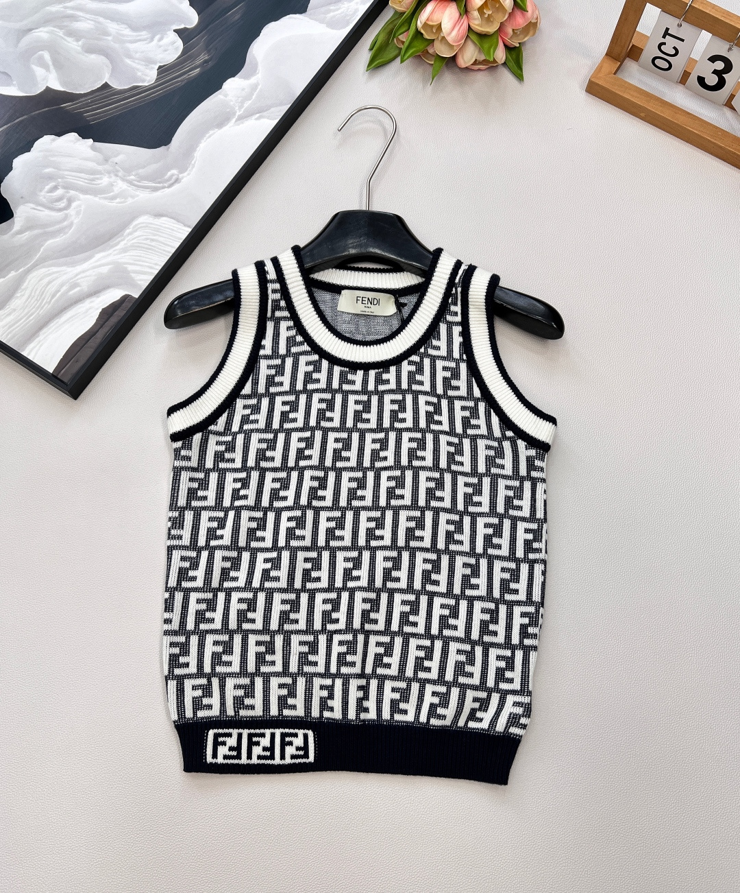 NO:453280,Fendi Classic Series...FF Logo Knitted Vest!  This one I love is super elegant!  Before wearing it, you may feel a little old-fashioned. Once you are wearing it, you must ensure that the large and genuine fragrance is made of imported ultra-fine woven on the spot. The spacing of each logo remains the same as the original version. The embroidered logo is the finishing touch. The upper body is fashionable and you don’t want it. Invincible and versatile. Everyone has one piece, three standards are complete, and the large-scale product is available. SML edited, fendi, alexander wang19860909Fendi 经典系列..FF Logo针织背心！ 超爱的这款 超级有气质！没穿之前可能感觉有点老气一上身保证大型真香现场采用进口超细机织作 每个Logo的间距 立体感都保持和原版一模一样..刺绣logo可谓点睛之笔 上身时髦的不要不要的 无敌百搭款 人手一件哦,三标齐全,大货出 尺码sml 编,,fendi,alexander wang,Women's clothing