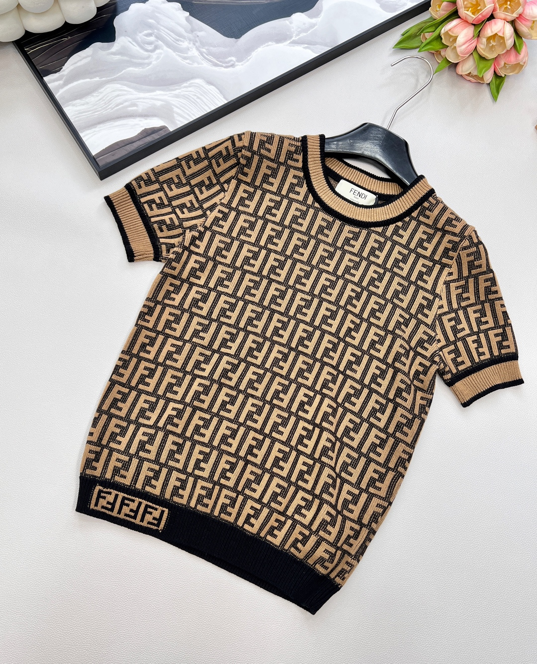 🆕🤎🤎🤎Fendi 系列经典FF Logo针织短袖！超爱的这款 超级有气质！没穿之前可能感觉有点老气👀一