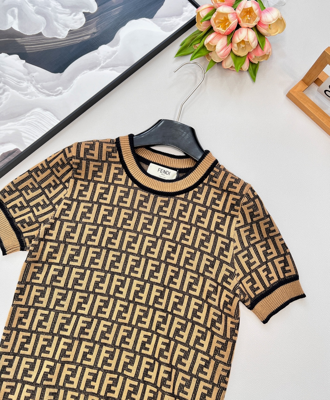 🆕🤎🤎🤎Fendi 系列经典FF Logo针织短袖！超爱的这款 超级有气质！没穿之前可能感觉有点老气👀一