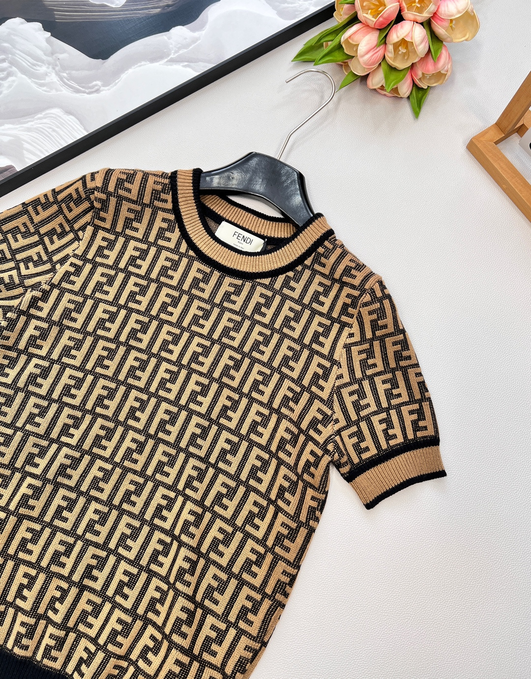 🆕🤎🤎🤎Fendi 系列经典FF Logo针织短袖！超爱的这款 超级有气质！没穿之前可能感觉有点老气👀一