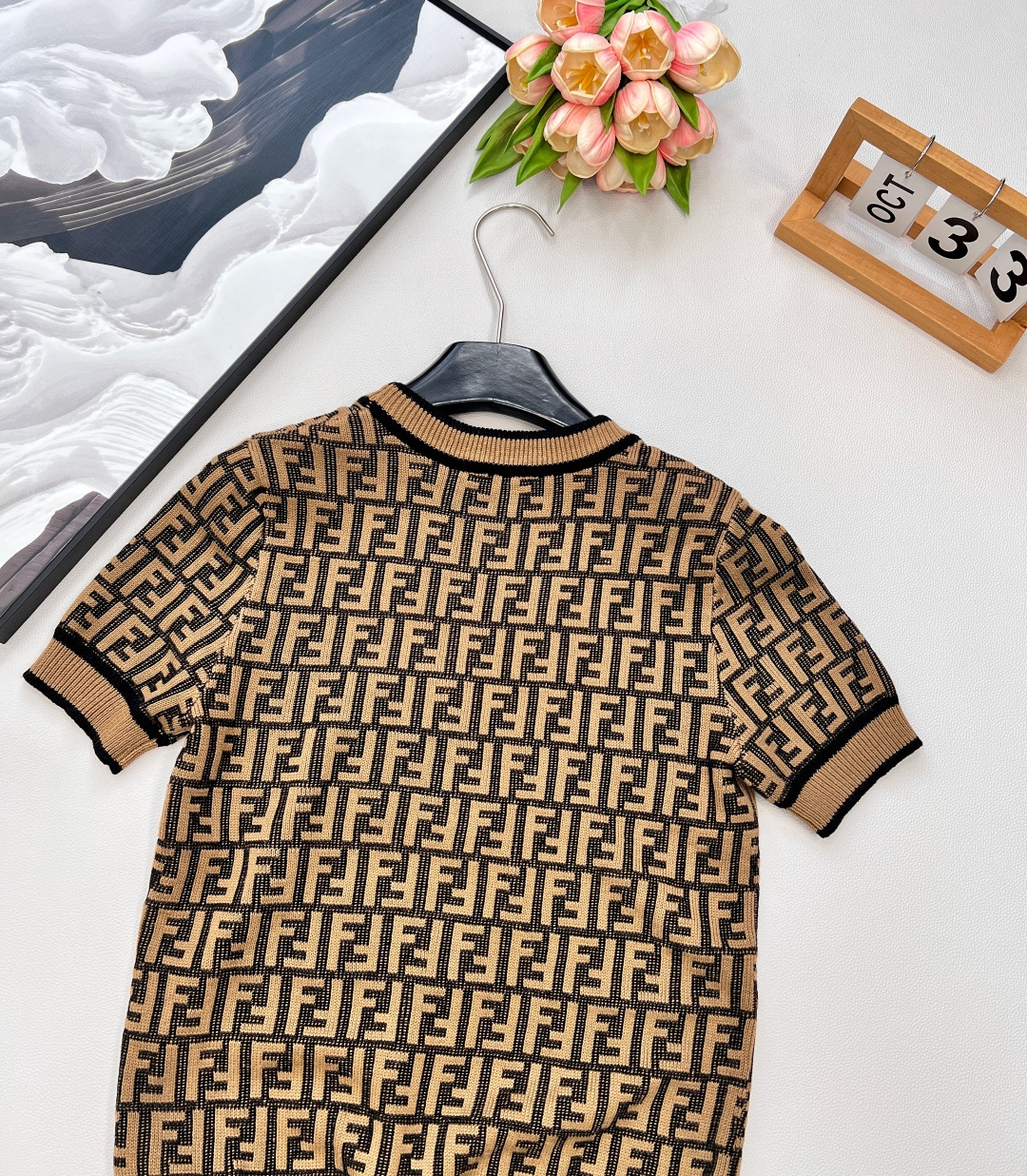 🆕🤎🤎🤎Fendi 系列经典FF Logo针织短袖！超爱的这款 超级有气质！没穿之前可能感觉有点老气👀一