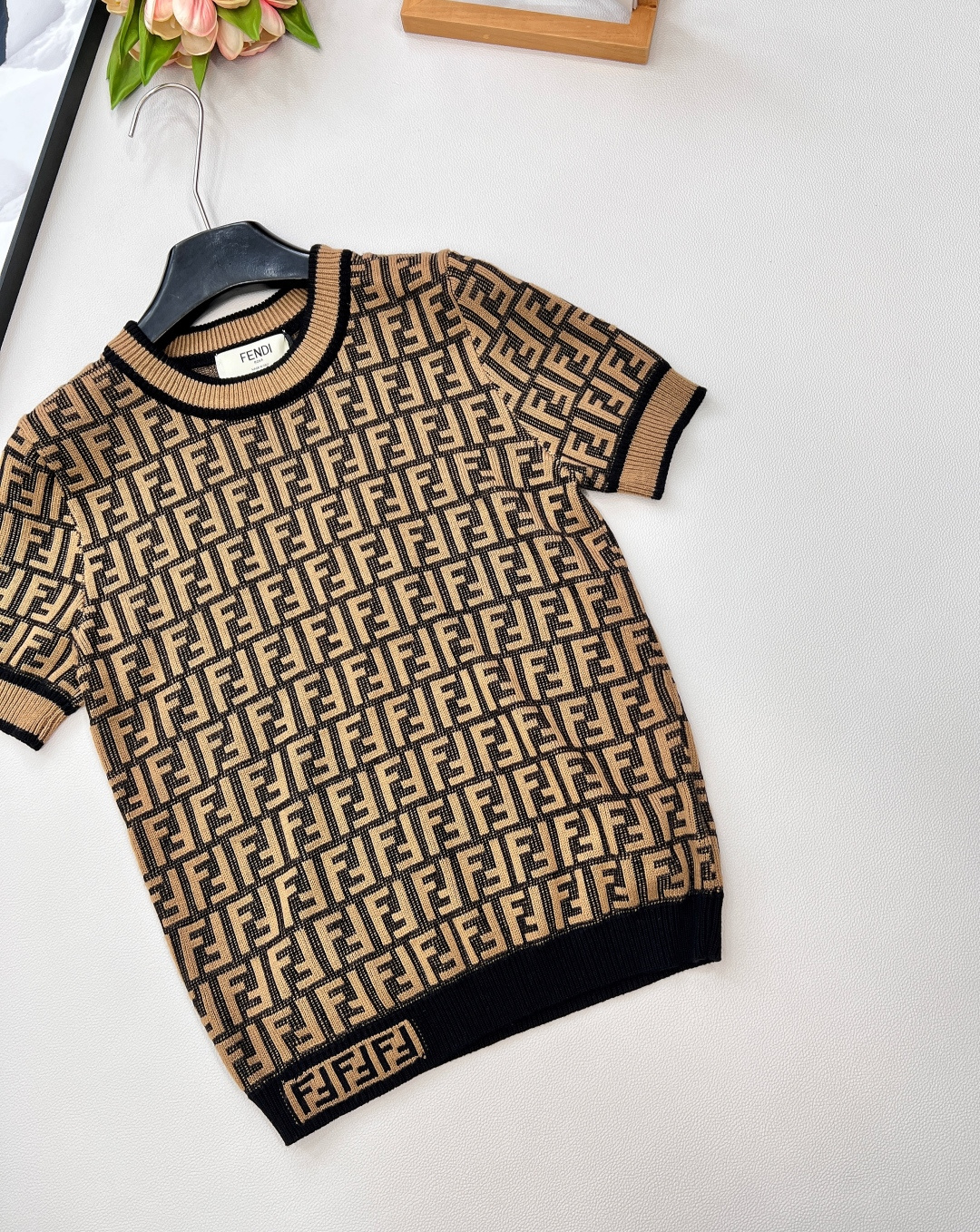 🆕🤎🤎🤎Fendi 系列经典FF Logo针织短袖！超爱的这款 超级有气质！没穿之前可能感觉有点老气👀一