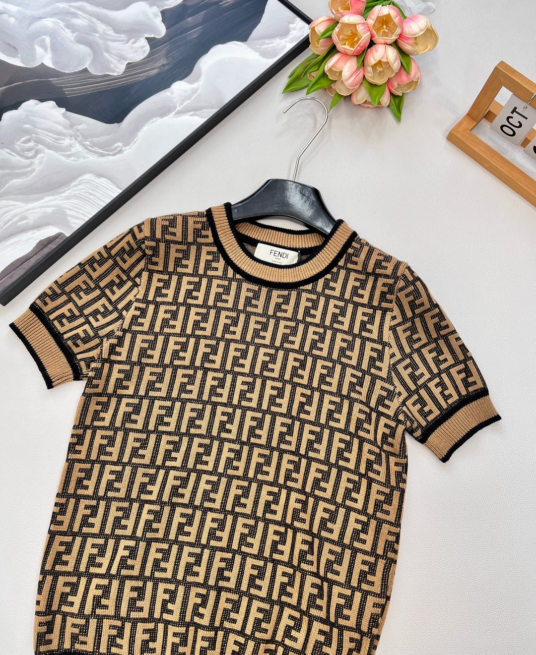 🆕🤎🤎🤎Fendi 系列经典FF Logo针织短袖！超爱的这款 超级有气质！没穿之前可能感觉有点老气👀一