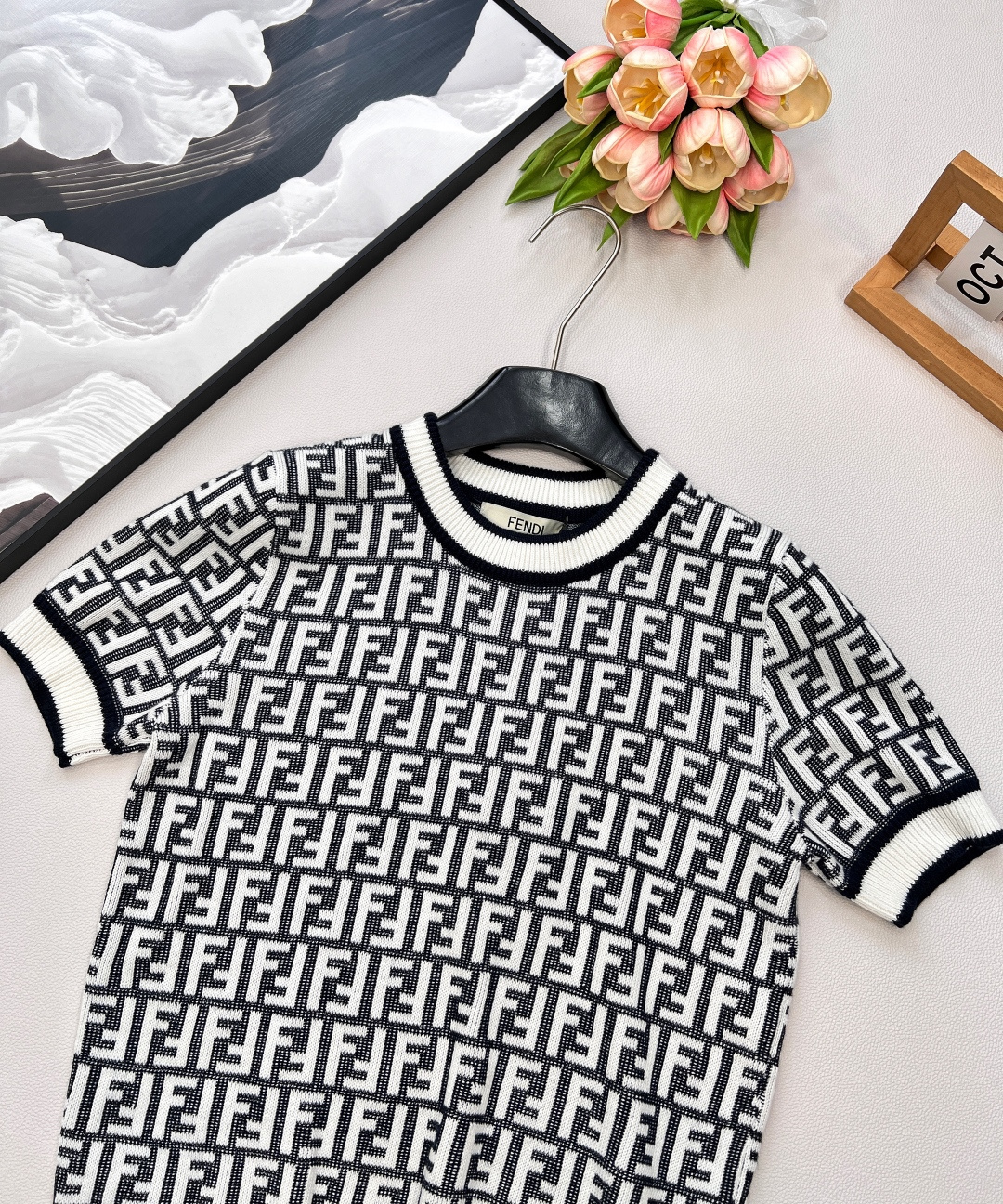 🆕🤎🤎🤎Fendi 系列经典FF Logo针织短袖！超爱的这款 超级有气质！没穿之前可能感觉有点老气👀一