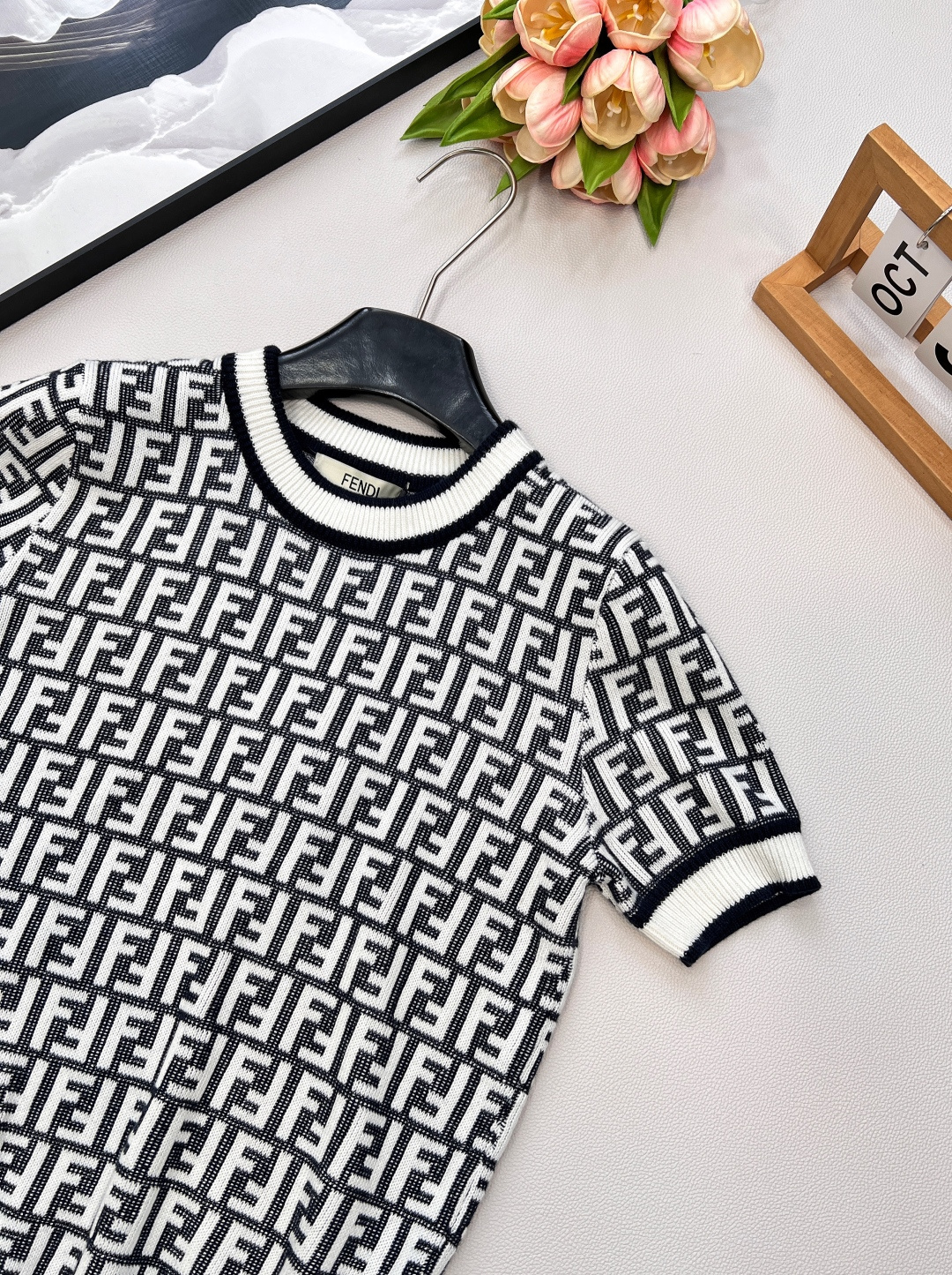 🆕🤎🤎🤎Fendi 系列经典FF Logo针织短袖！超爱的这款 超级有气质！没穿之前可能感觉有点老气👀一