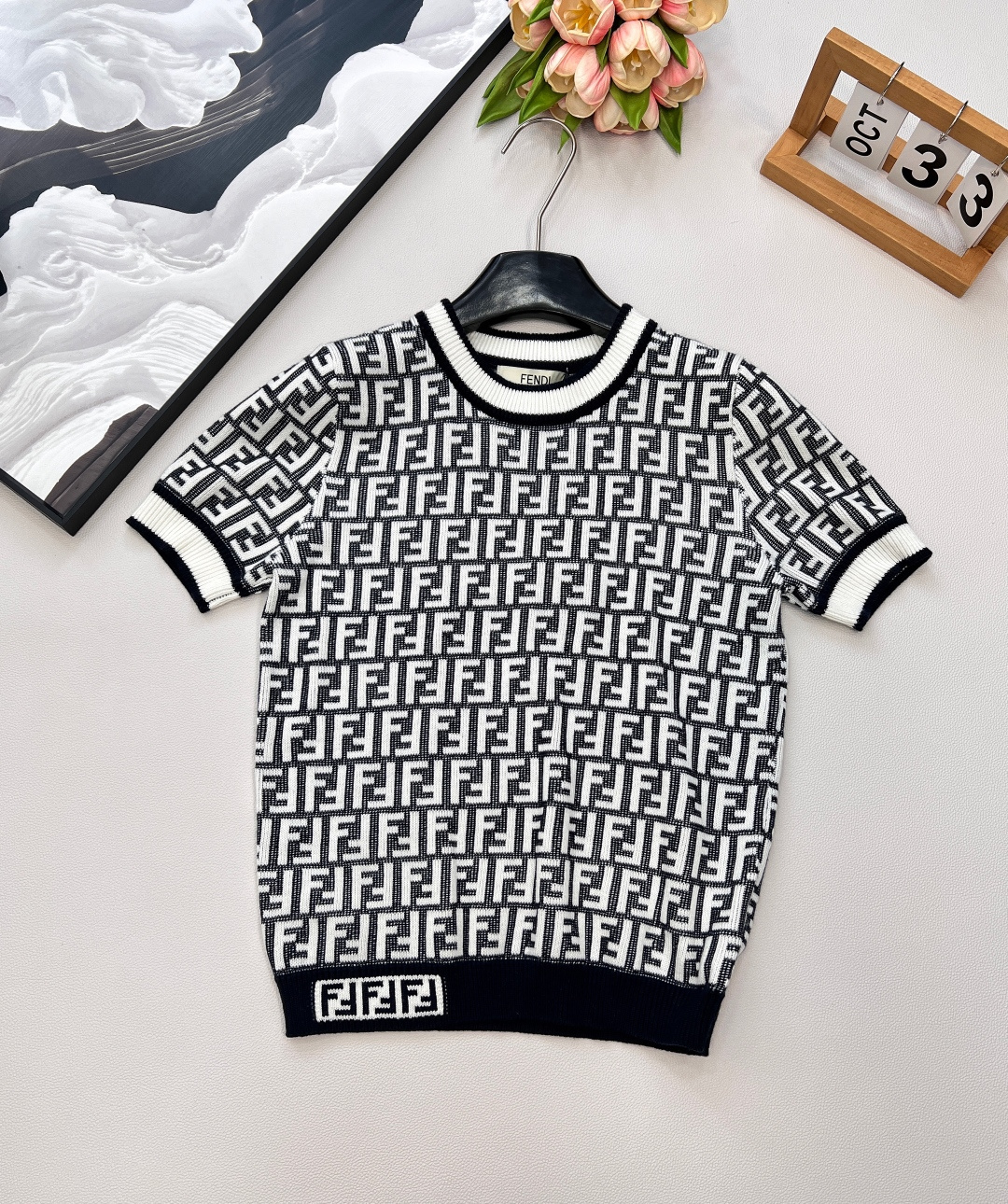 NO:453285,Fendi series classic FF Logo knitted short sleeves!  This one I love is super elegant!  Before wearing it, you may feel a little old-fashioned. Once you are wearing it, you must ensure that the large and genuine fragrance is made of imported ultra-fine woven on the spot. The spacing of each logo remains the same as the original version. The jacquard on the hem is the finishing touch. The top body is fashionable and you don’t want it. Invincible and versatile. Everyone has one piece, three standards are complete, and the large-scale product is available. Size sml code, fendi, T-shirt, alexander wang19860909Fendi 系列经典FF Logo针织短袖！超爱的这款 超级有气质！没穿之前可能感觉有点老气一上身保证大型真香现场采用进口超细机织作 每个Logo的间距 立体感都保持和原版一模一样..下摆提花可谓点睛之笔 上身时髦的不要不要的 无敌百搭款 人手一件哦,三标齐全,大货出 尺码sml 编码,,fendi,T-shirt,alexander wang,Women's clothing