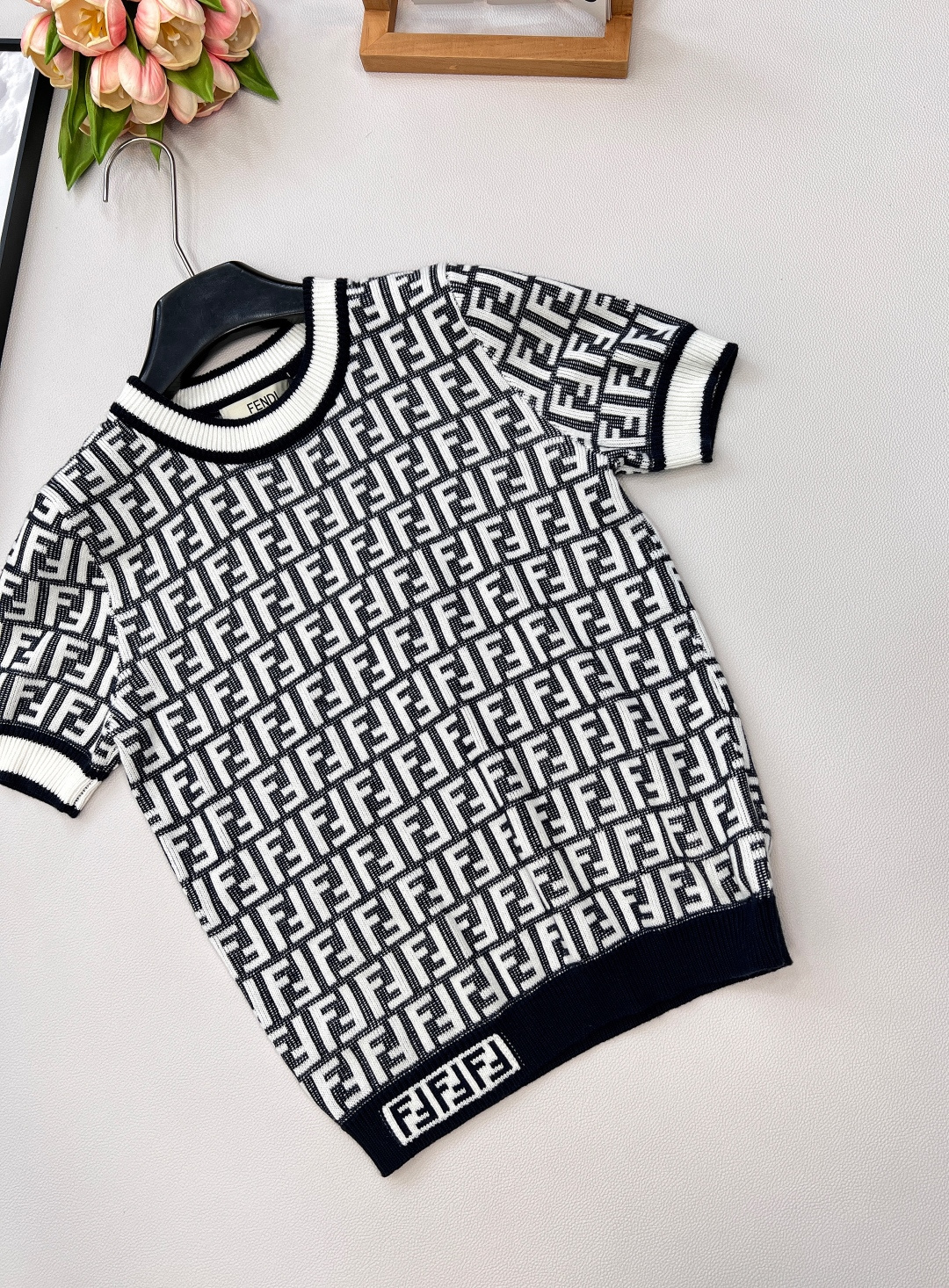 🆕🤎🤎🤎Fendi 系列经典FF Logo针织短袖！超爱的这款 超级有气质！没穿之前可能感觉有点老气👀一