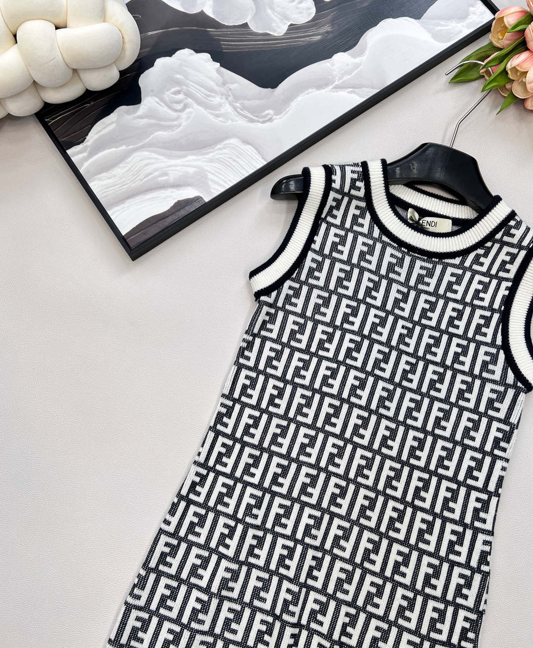 🆕Fendi 经典系列..🤎🤎🤎FF Logo针织连衣背心裙 超爱的这款 超级有气质！没穿之前可能感觉有