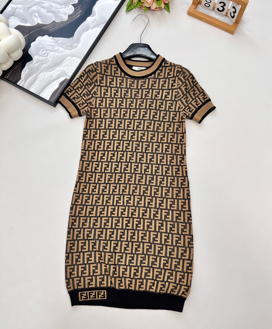 NO:453290,Fendi Classic Series...FF Logo Knitted Dress This one I love is super elegant!  Before wearing it, you may feel a little old-fashioned. Once you wear it, you must ensure that the large and genuine fragrance is made of imported ultra-fine woven on the spot. The spacing of each logo remains the same as the original version. The jacquard on the hem is the finishing touch. The top body is fashionable and you don’t want it. Invincible and versatile. Everyone has one piece, three standards are complete, and the large-scale product is available. Size sml code, fendi, skirts, alexander wang19860909Fendi 经典系列..FF Logo针织连衣裙 超爱的这款 超级有气质！没穿之前可能感觉有点老气一上身保证大型真香现场采用进口超细机织作 每个Logo的间距 立体感都保持和原版一模一样..下摆提花可谓点睛之笔 上身时髦的不要不要的 无敌百搭款 人手一件哦,三标齐全,大货出 尺码sml 编码,,fendi,skirts,alexander wang,Women's clothing