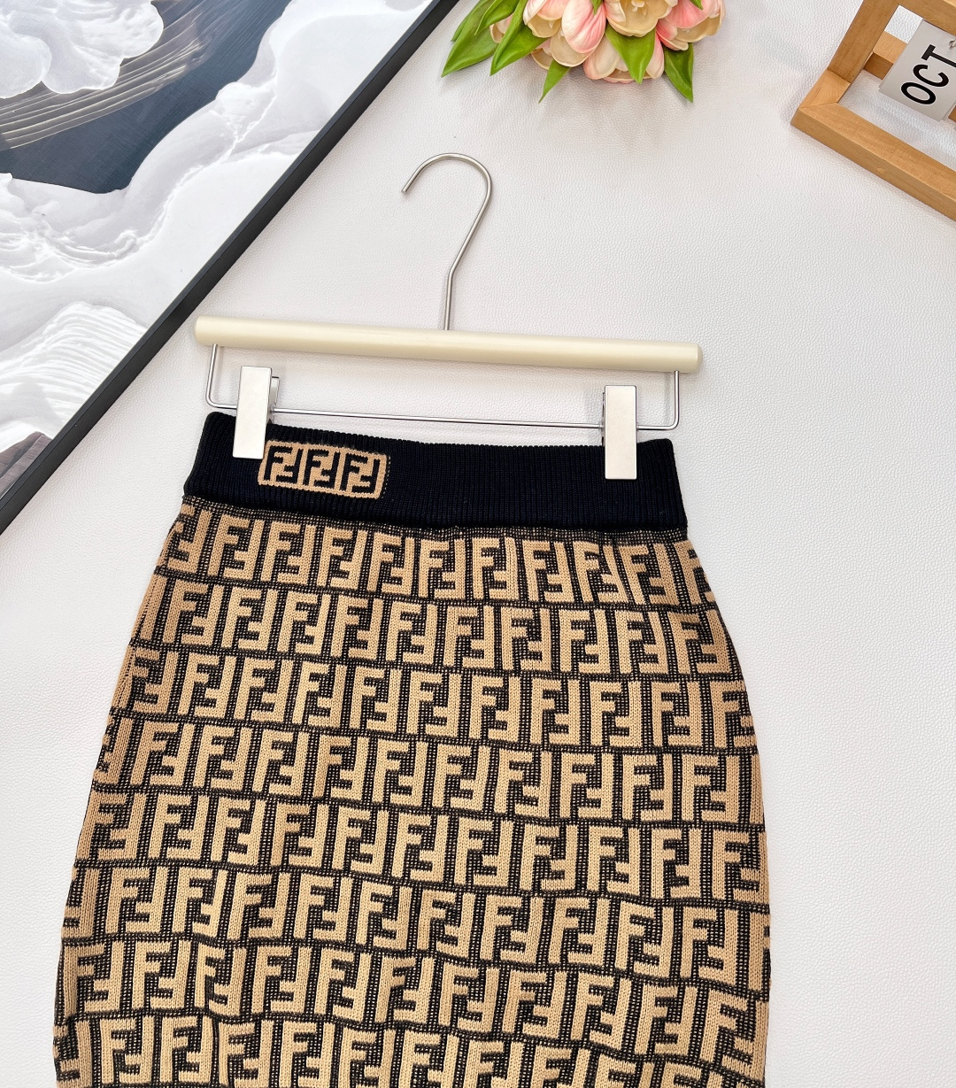 🆕Fend*芬迪双f字母针织半裙，炒鸡爆的系列，满身的字母logo图案标新立异 ，高级感的咖色显肤白高贵