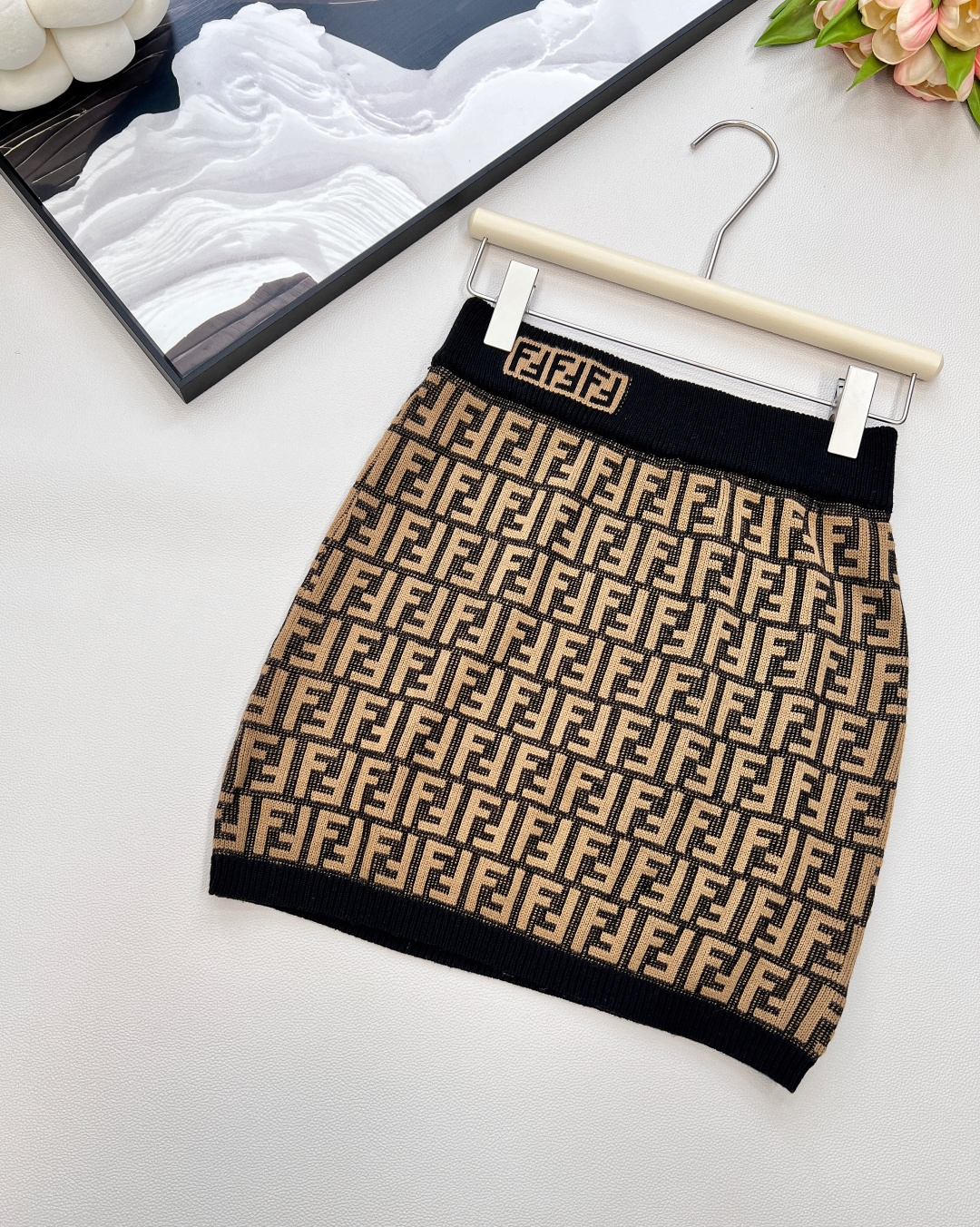 🆕Fend*芬迪双f字母针织半裙，炒鸡爆的系列，满身的字母logo图案标新立异 ，高级感的咖色显肤白高贵