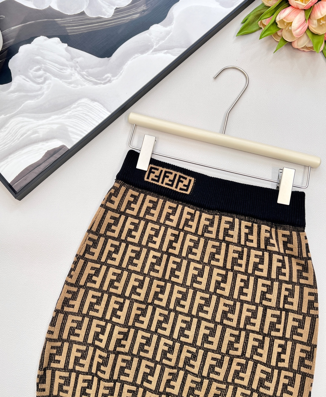 🆕Fend*芬迪双f字母针织半裙，炒鸡爆的系列，满身的字母logo图案标新立异 ，高级感的咖色显肤白高贵