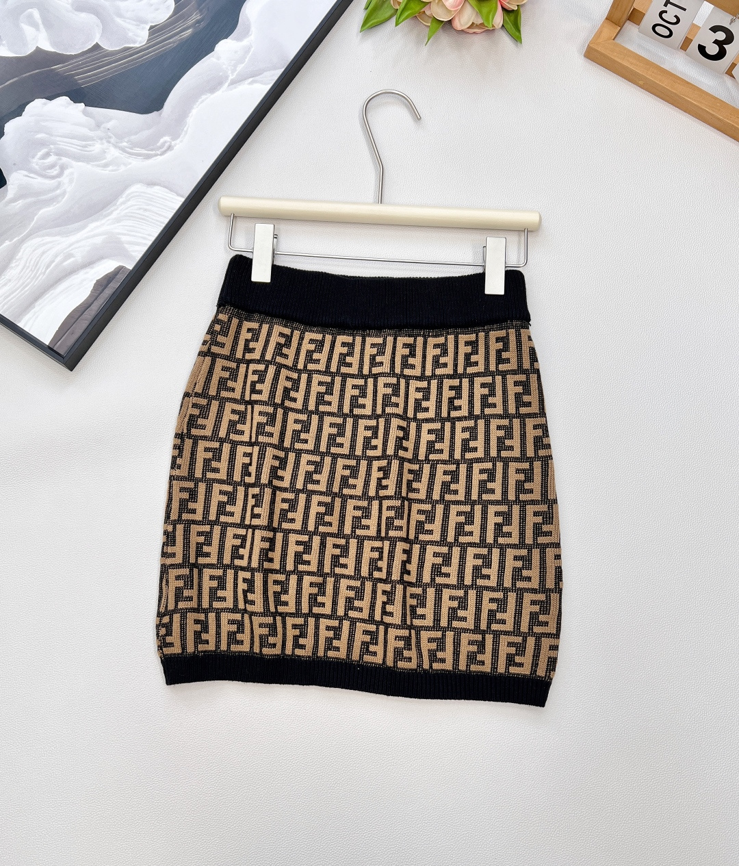 🆕Fend*芬迪双f字母针织半裙，炒鸡爆的系列，满身的字母logo图案标新立异 ，高级感的咖色显肤白高贵