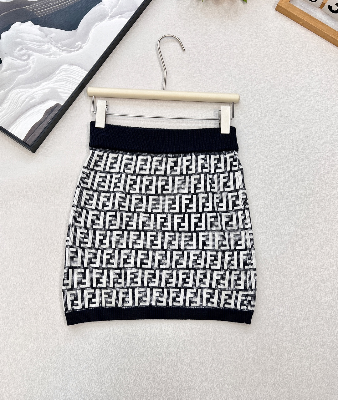 🆕Fend*芬迪双f字母针织半裙，炒鸡爆的系列，满身的字母logo图案标新立异 ，高级感的咖色显肤白高贵