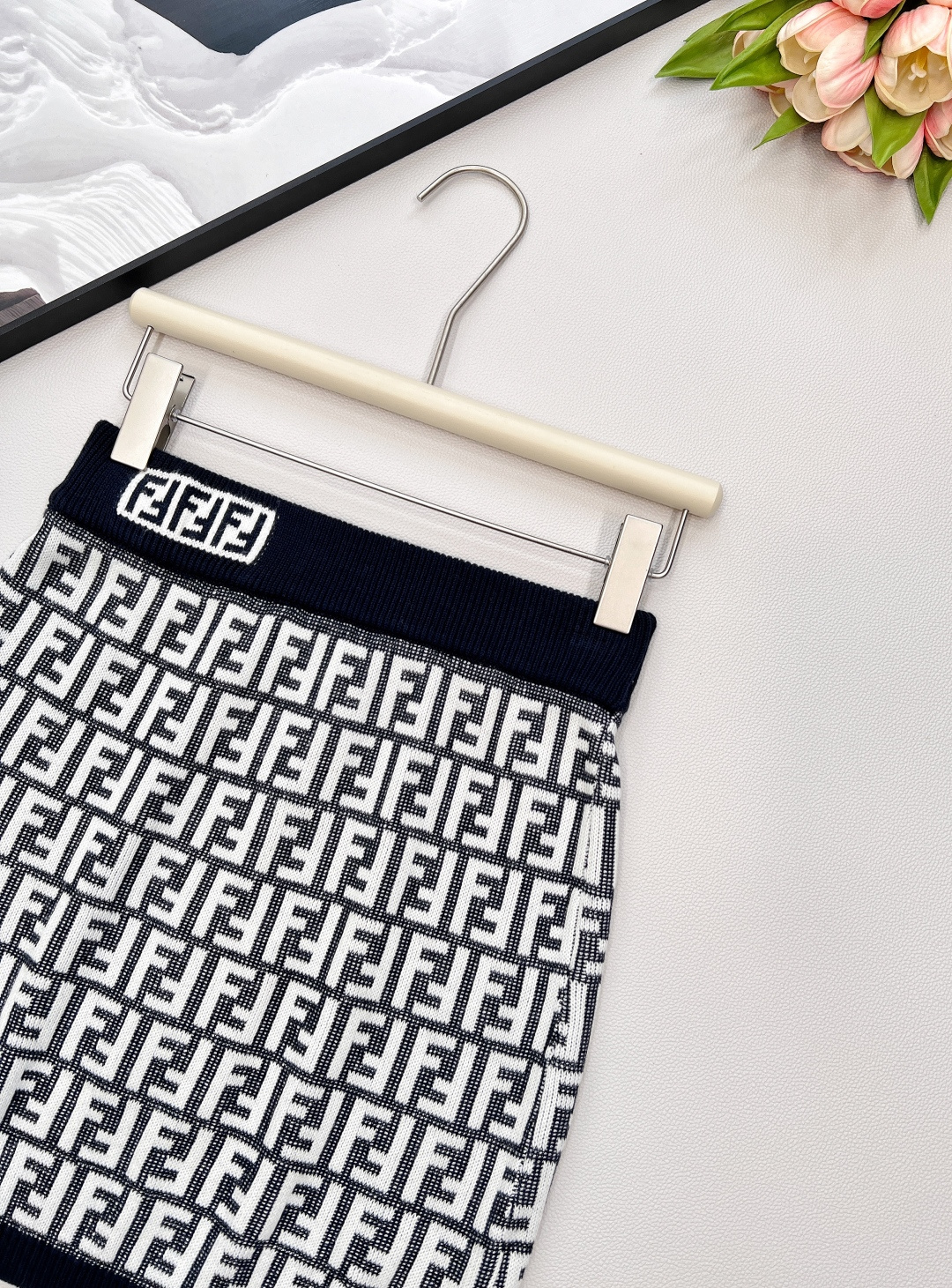 🆕Fend*芬迪双f字母针织半裙，炒鸡爆的系列，满身的字母logo图案标新立异 ，高级感的咖色显肤白高贵