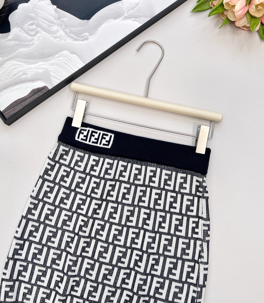 🆕Fend*芬迪双f字母针织半裙，炒鸡爆的系列，满身的字母logo图案标新立异 ，高级感的咖色显肤白高贵