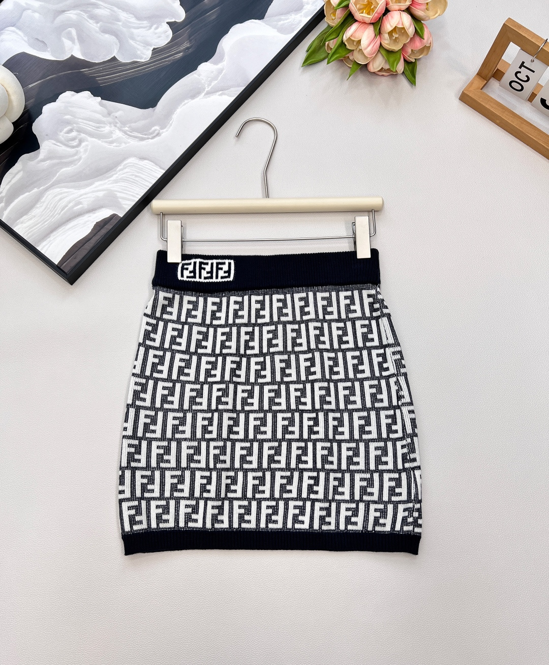 NO:453295,Fend* Fendi double f letter knitted skirt, fried chicken series, full of letter logo patterns, high-end style, high-end brown color makes the skin look white, noble, elegant, atmospheric and high-end, classic three-dimensional tailoring shows feminine charm, the clothes feel good, wear resistance is also very good, three-standards are complete, large-scale size sml code, fendi, fendi, skirts, alexander wang19860909Fend*芬迪双f字母针织半裙,炒鸡爆的系列,满身的字母logo图案标新立异 ,高级感的咖色显肤白高贵典雅大气上档次,经典的立体剪裁设尽显女性魅力,衣服手感很好,耐磨性也很好,三标齐全,大货出 尺码sml 编码,,fendi,fendi,skirts,alexander wang,Women's clothing