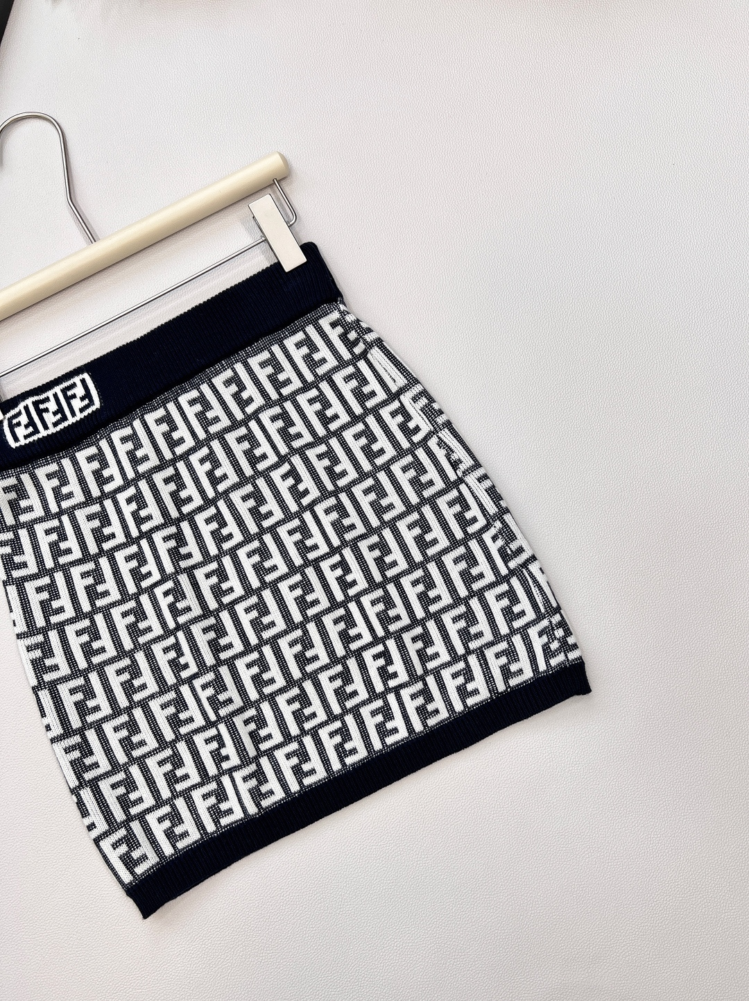 🆕Fend*芬迪双f字母针织半裙，炒鸡爆的系列，满身的字母logo图案标新立异 ，高级感的咖色显肤白高贵