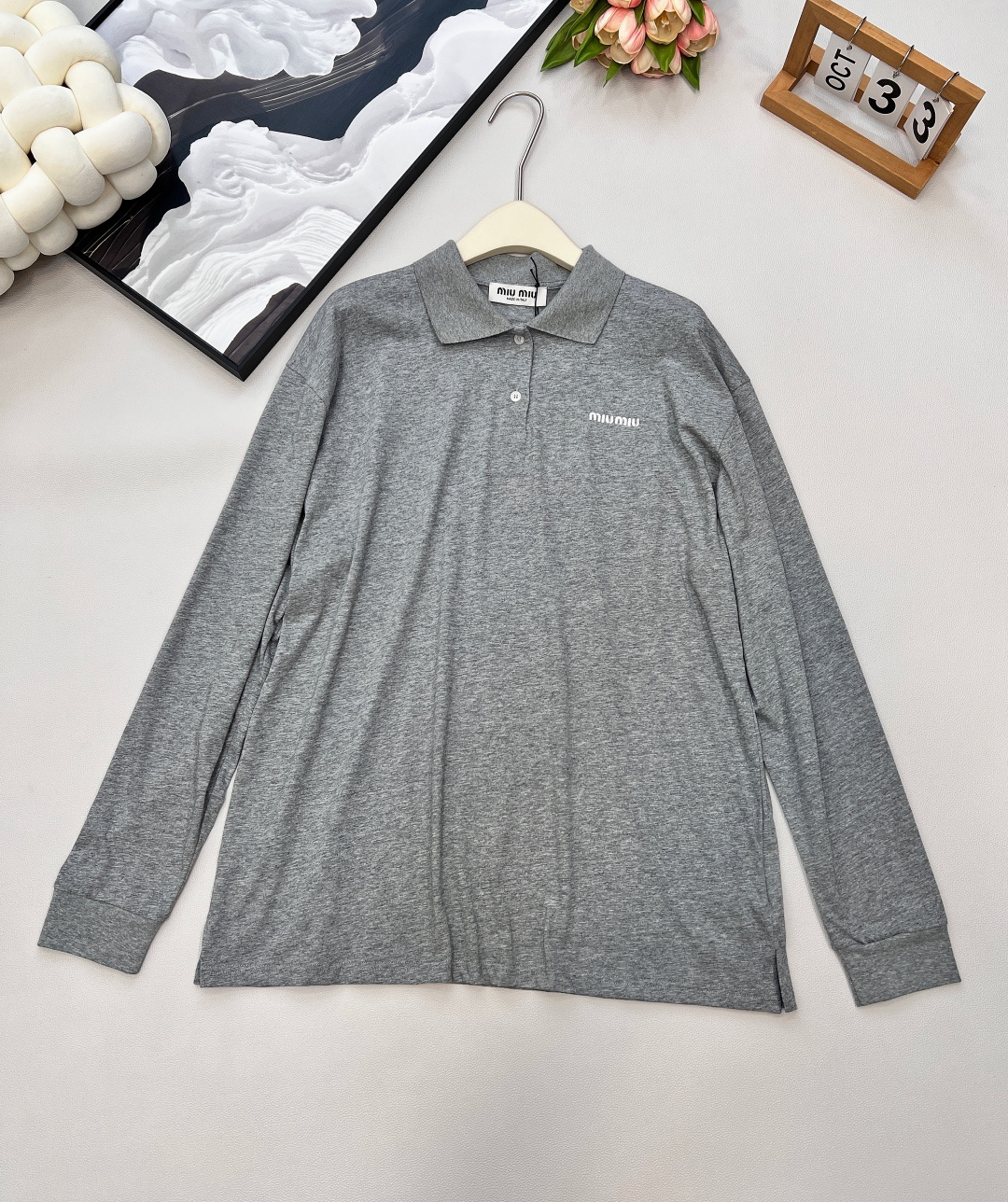 NO:453299,MIUMIU letter logo embroidered Polo collar long sleeves Miu style fashionable people dominate the area, focusing on the relaxed and money-like taste, and there is also an intellectual temperament, casual life, simple and advanced. The college girl is full of girlishness, and can be adapted to various occasions. The fabric is very soft, soft and glutinous without losing its muscles and bones. Simple but fashionable~ Whether it is matched with jeans or casual pants, it can show your casual and fashionable style!  The loose shoulder-length design is fashionable and fashionable, showing the elegant temperament of women. The solid color threaded design of the neckline is simple but not simple, bringing the minimalist style to the extreme. The three standards are complete!  Large-scale size sml code, miumiu, jeans, alexander wang19860909MIUMIU 字母徽标刺绣Polo领长袖 Miu派时髦人统治区,主打松弛钱味儿～还有种知识分子的气质,随性的生活感,简约即高级.学院少女少女感十足,又能适配各种场合 面料质感很柔软,软软欧糯糯又不失筋骨感. 简洁而不失时尚感～ 无论是搭配牛仔裤还是休闲裤,都能展现出你的休闲时尚风格！ 宽松落肩设计,时尚又洋气,尽显女性优雅气质.领口纯色螺纹设计,简约而不简单,将极简风格发挥到极致.三标齐全！大货出 尺码sml 编码,,miumiu,jeans,alexander wang,Women's clothing