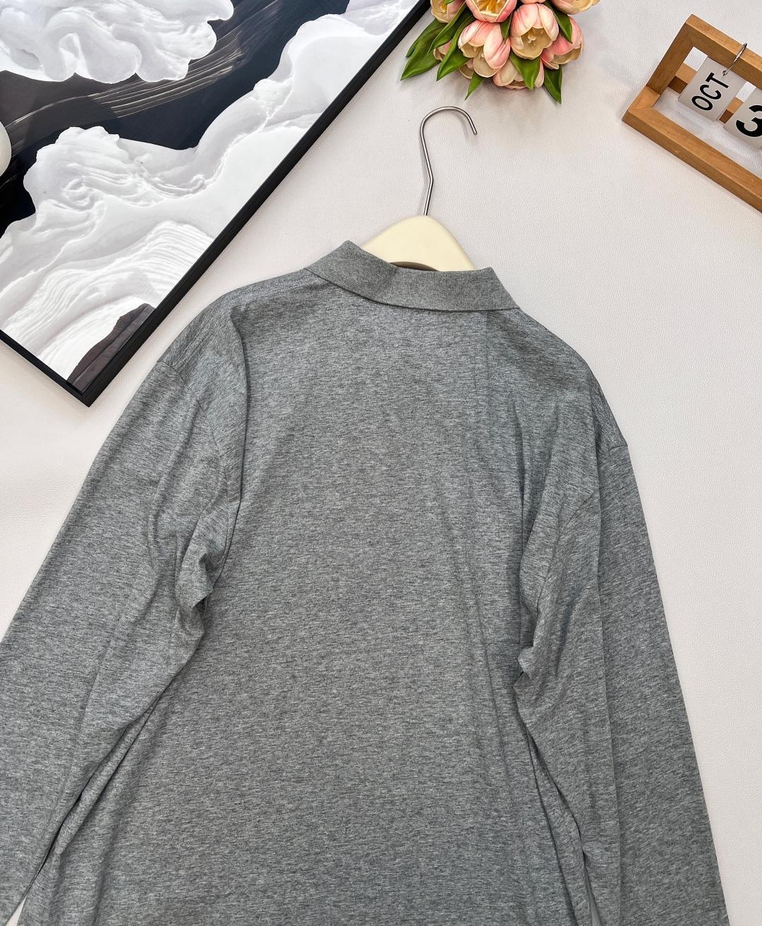 🆕 MIUMIU 字母徽标刺绣Polo领长袖Miu派时髦人统治区，主打松弛钱味儿～还有种知识分子的气质，