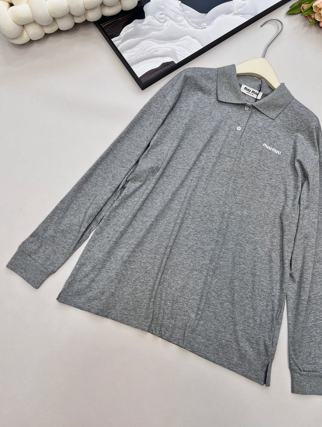 🆕 MIUMIU 字母徽标刺绣Polo领长袖Miu派时髦人统治区，主打松弛钱味儿～还有种知识分子的气质，