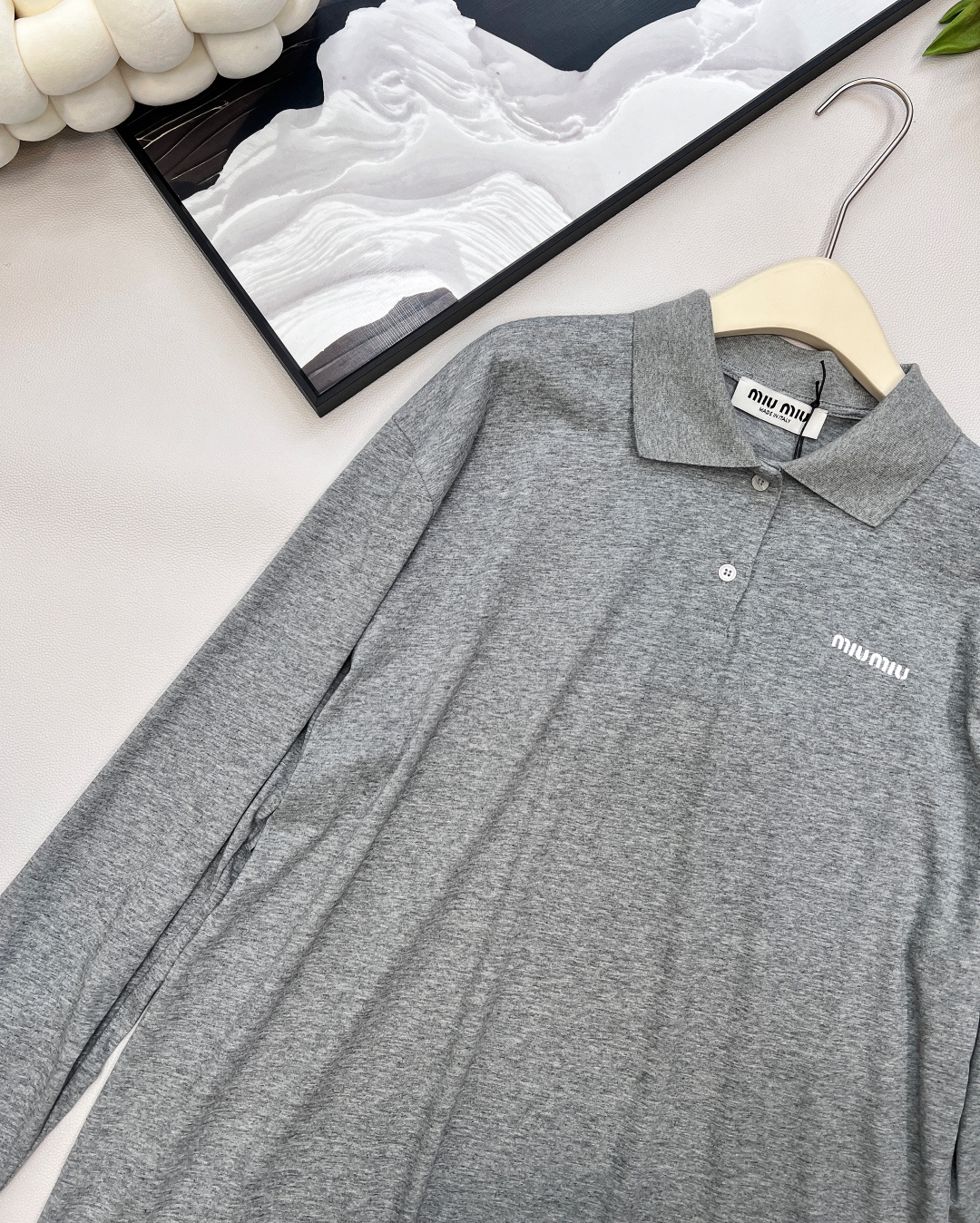 🆕 MIUMIU 字母徽标刺绣Polo领长袖Miu派时髦人统治区，主打松弛钱味儿～还有种知识分子的气质，