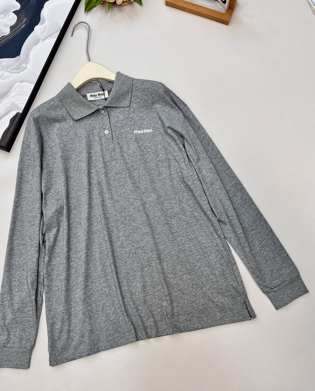 🆕 MIUMIU 字母徽标刺绣Polo领长袖Miu派时髦人统治区，主打松弛钱味儿～还有种知识分子的气质，