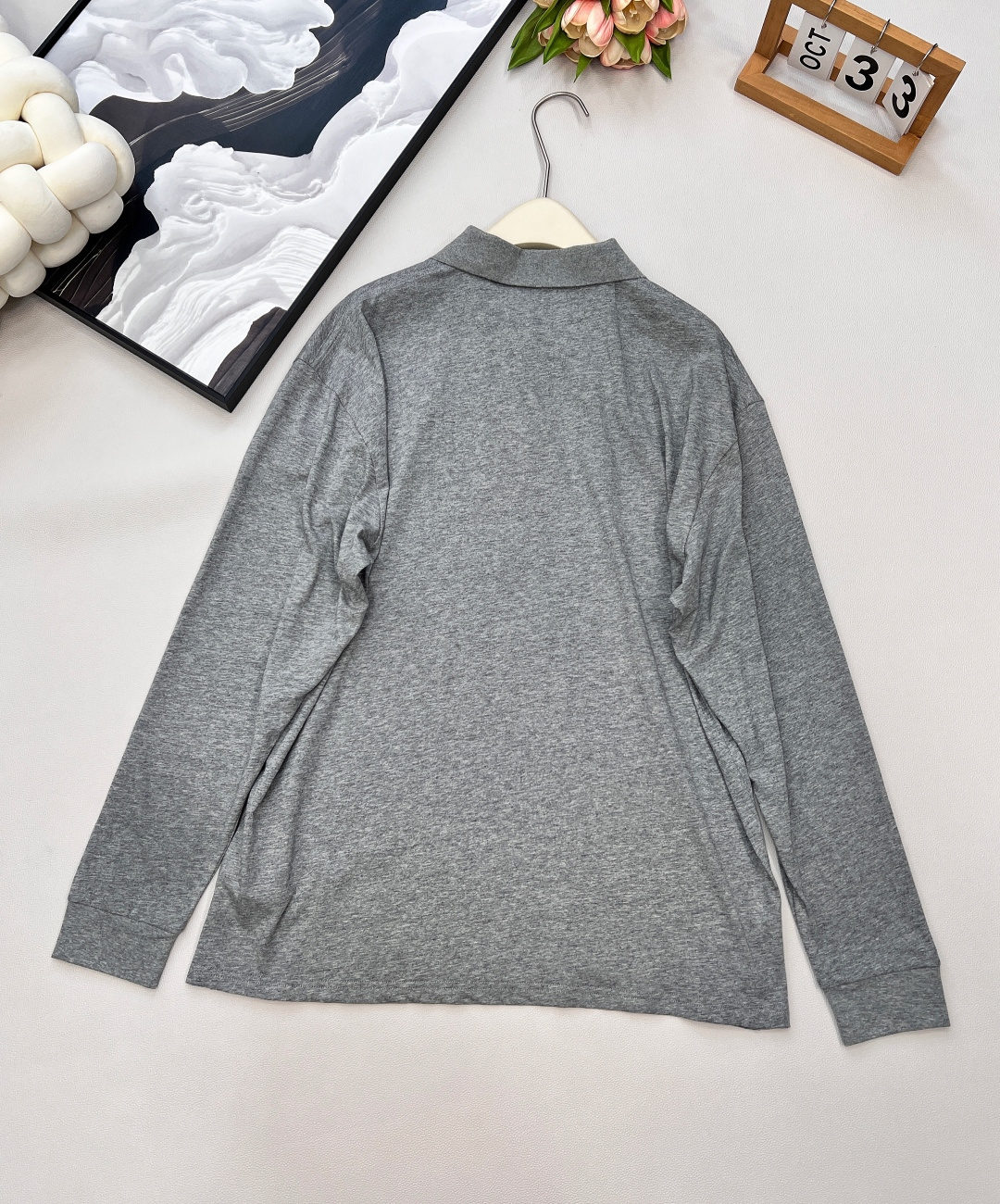 🆕 MIUMIU 字母徽标刺绣Polo领长袖Miu派时髦人统治区，主打松弛钱味儿～还有种知识分子的气质，