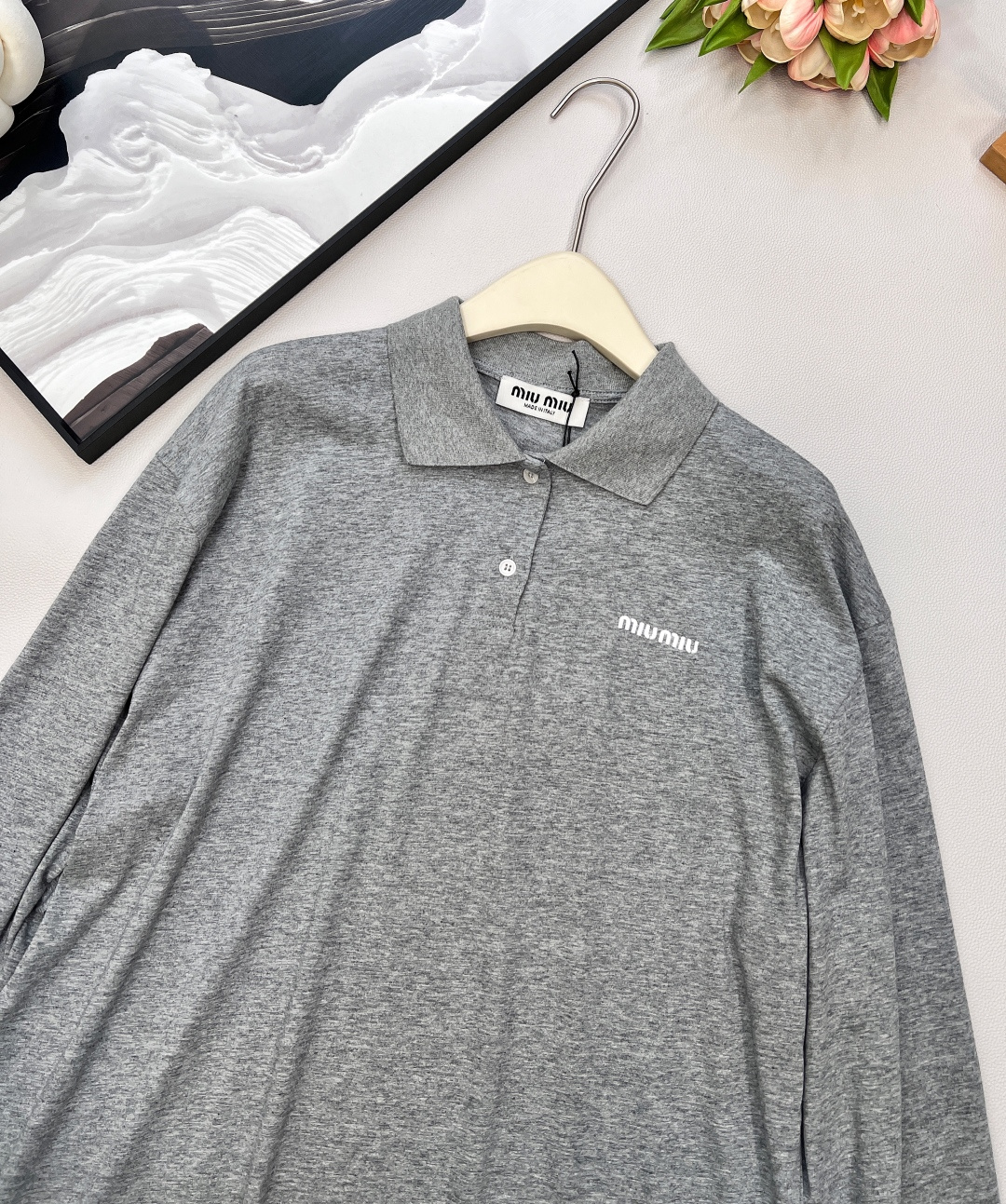 🆕 MIUMIU 字母徽标刺绣Polo领长袖Miu派时髦人统治区，主打松弛钱味儿～还有种知识分子的气质，
