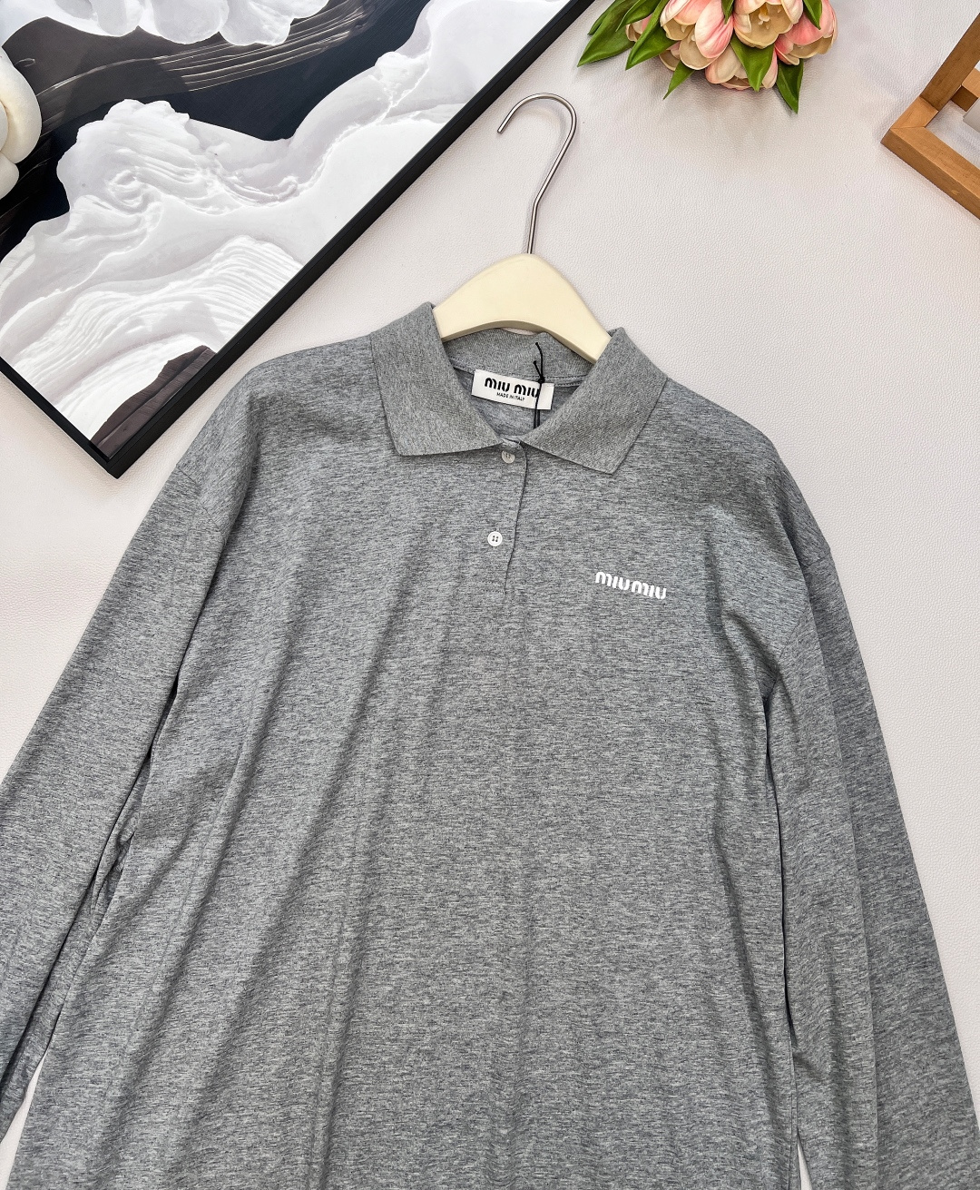🆕 MIUMIU 字母徽标刺绣Polo领长袖Miu派时髦人统治区，主打松弛钱味儿～还有种知识分子的气质，