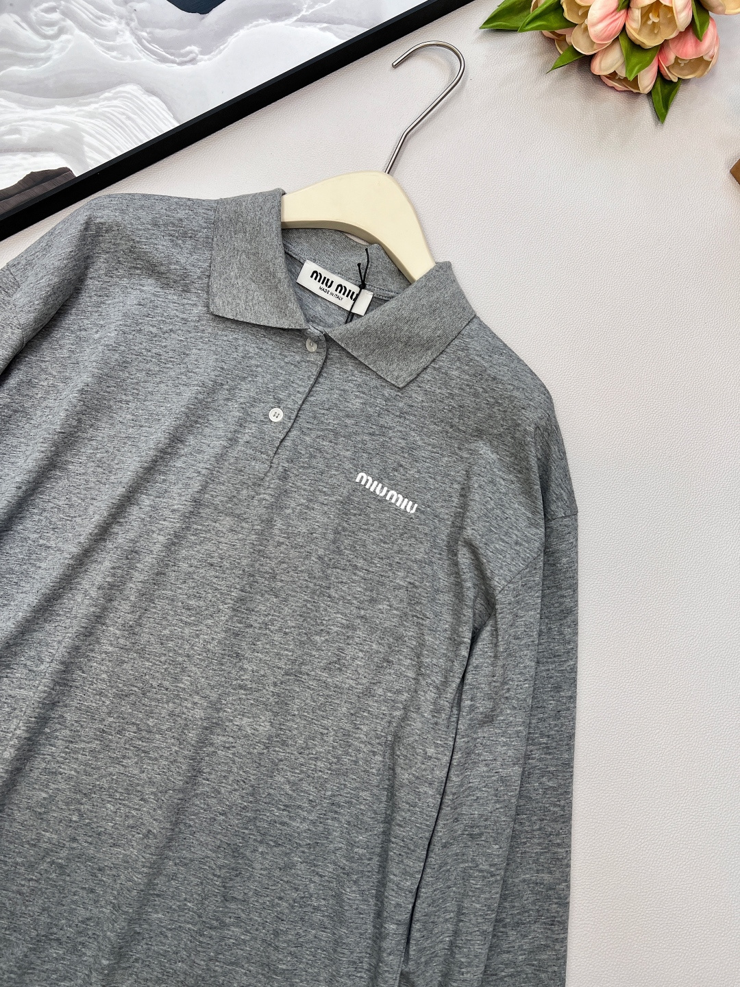 🆕 MIUMIU 字母徽标刺绣Polo领长袖Miu派时髦人统治区，主打松弛钱味儿～还有种知识分子的气质，