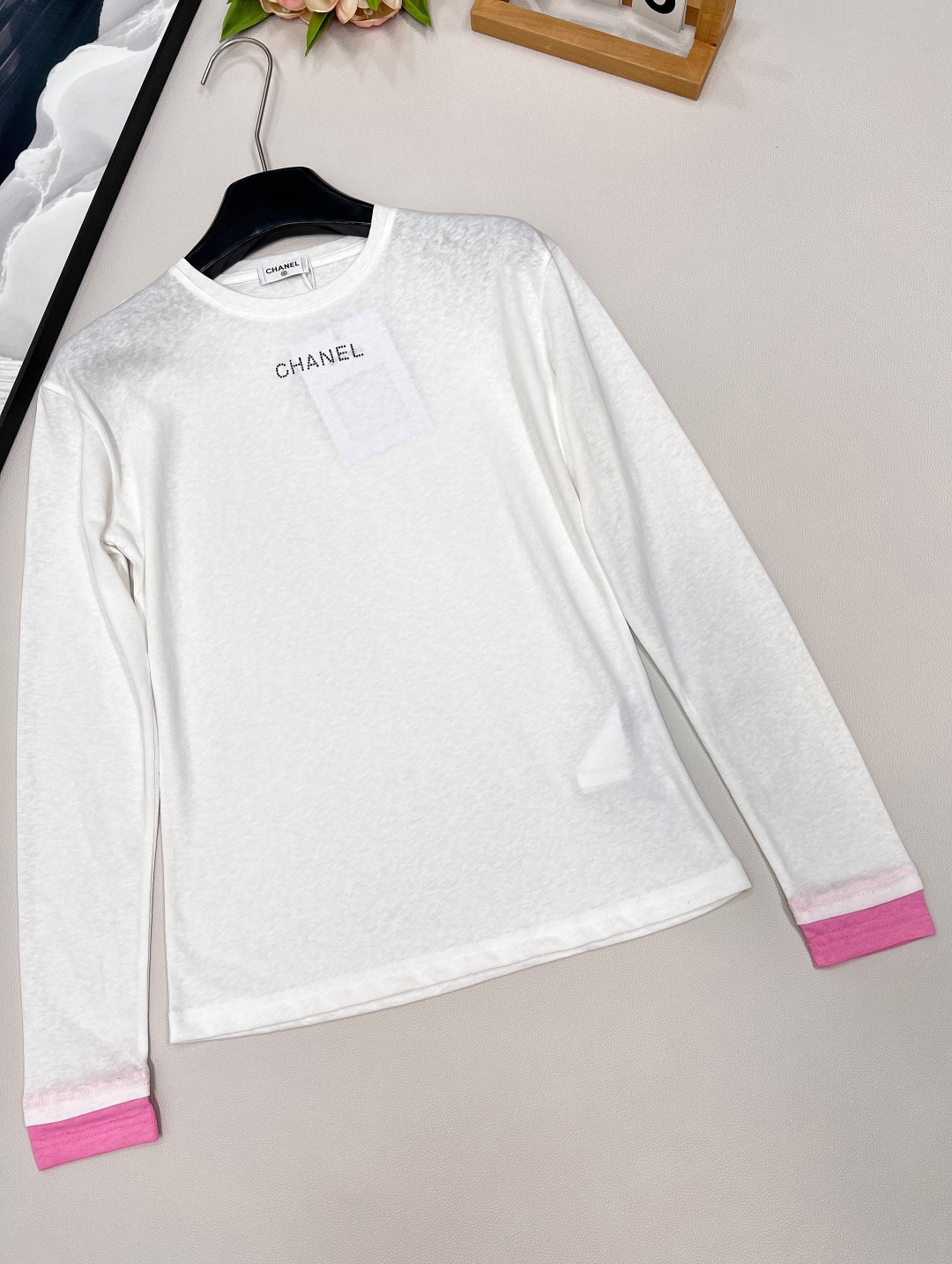 🆕CHANEL小香新款字母烫钻竹节棉休闲长袖T恤袖口拼接一点点的粉色，一眼惊艳，整体瞬间活力灵动起来，没