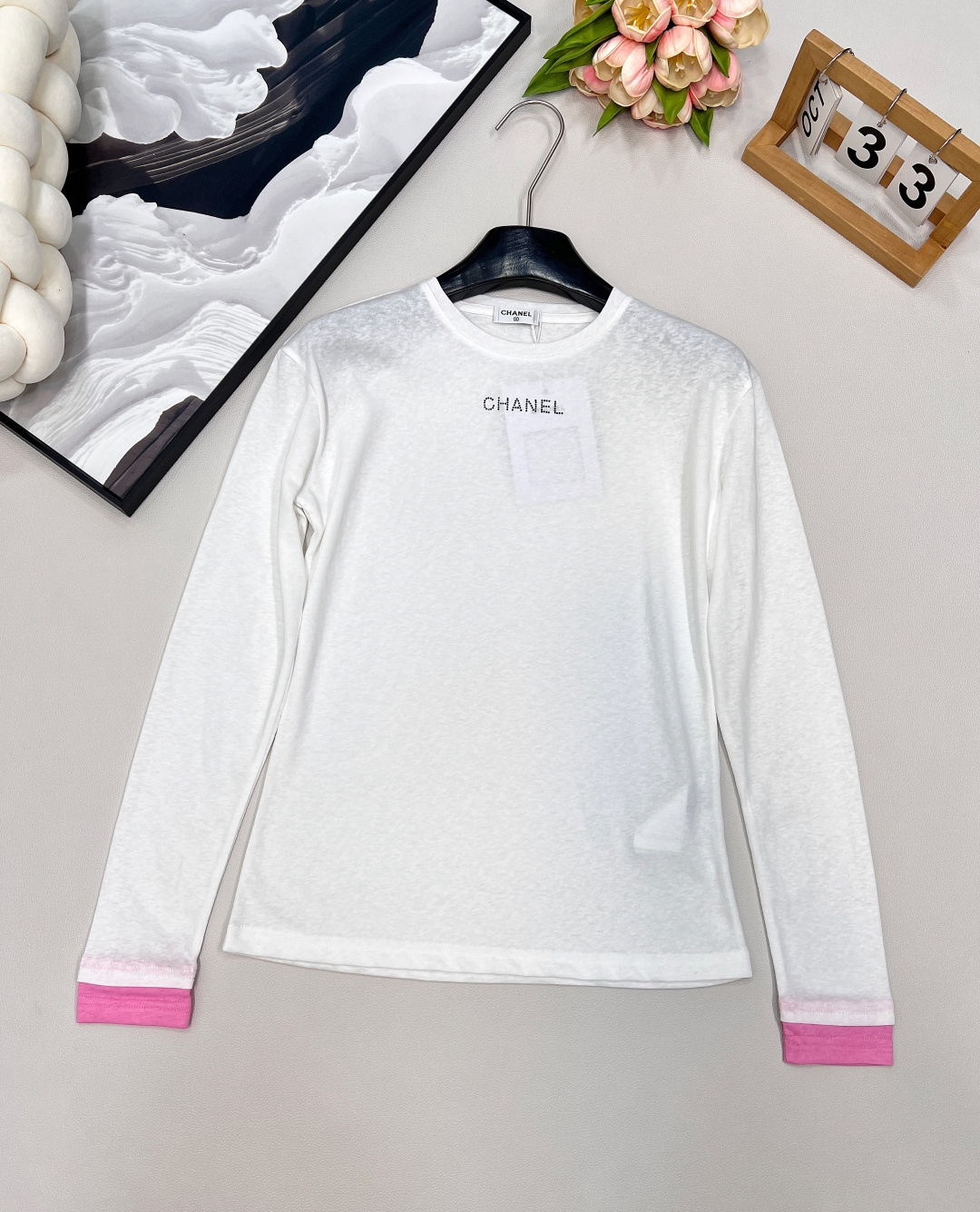 NO:454251,CHANEL Xiaoxiang's new letters, hot diamond bamboo joint cotton casual long-sleeved T-shirt, with a little pink on the cuffs, which is amazing at first glance, and the overall vitality and agility are instantly energetic and flexible, without the dullness of ordinary T-shirts!  It looks great if you wear it alone!  It is also amazing and special when making an inner wear in autumn and winter!  100% bamboo-link cotton fabric, smooth, breathable and comfortable to wear!  Hot pressed contrasting colored iron diamonds are not easy to fall off!  Highly recommended!  Two colors size sml code, chanel,tees,t-shirt,alexander wang19860909CHANEL小香新款字母烫钻竹节棉休闲长袖T恤 袖口拼接一点点的粉色,一眼惊艳,整体瞬间活力灵动起来,没有普通常规T恤的沉闷！单穿就很好看！秋冬做内搭露出一点粉色也很惊艳,很特别！ 百分百竹节棉面料,顺滑透气舒服好穿！热压的撞色烫钻不易掉！强烈推荐！两色出 尺码sml 编码,,chanel,tees，t-shirt,alexander wang,Women's clothing