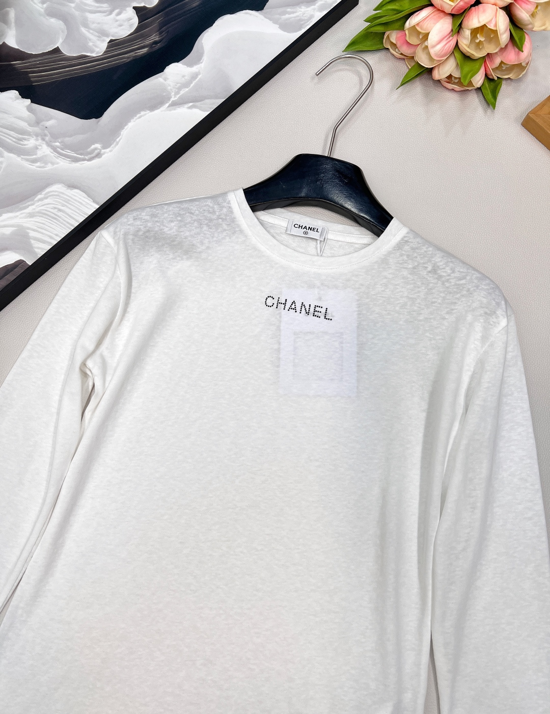 🆕CHANEL小香新款字母烫钻竹节棉休闲长袖T恤袖口拼接一点点的粉色，一眼惊艳，整体瞬间活力灵动起来，没