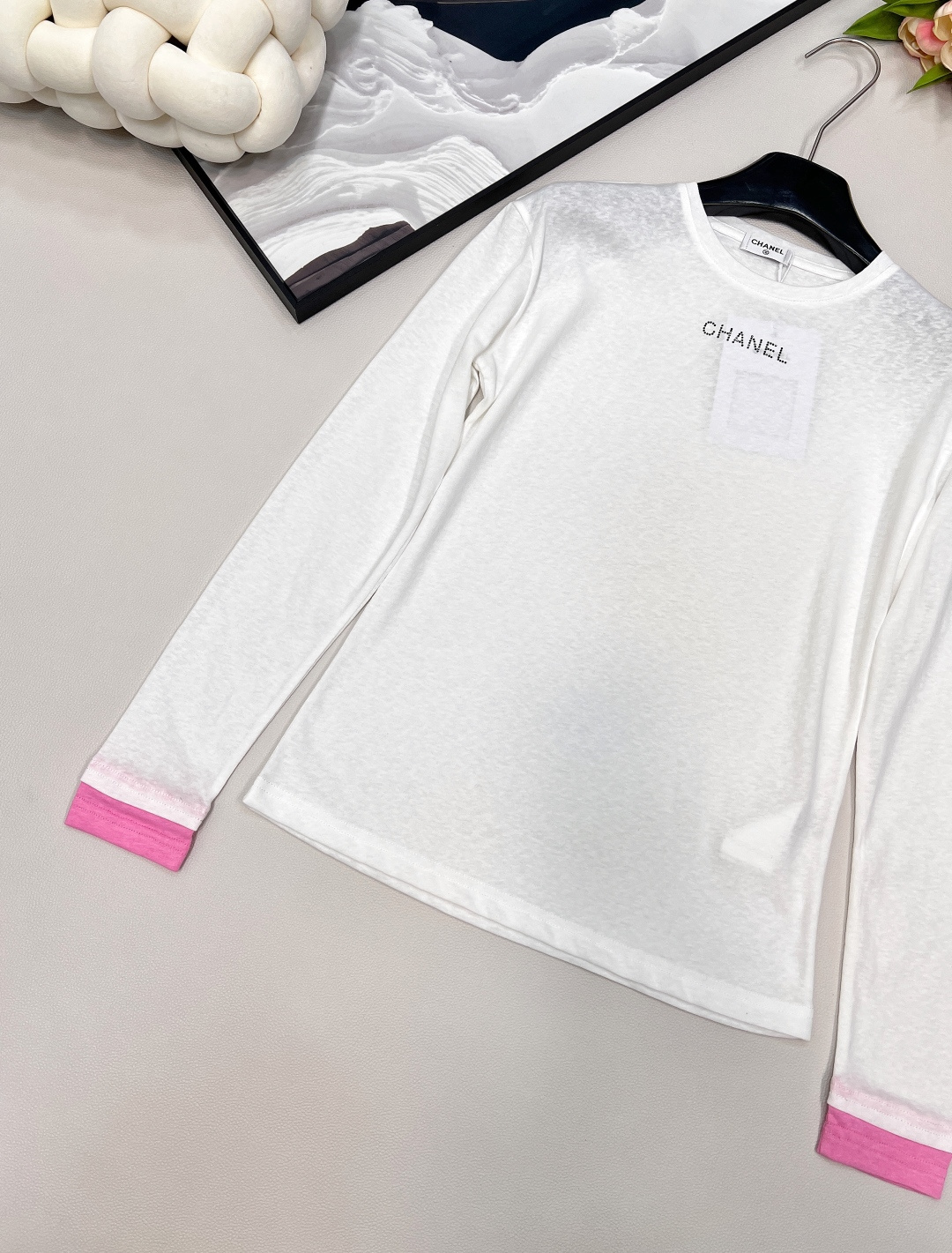 🆕CHANEL小香新款字母烫钻竹节棉休闲长袖T恤袖口拼接一点点的粉色，一眼惊艳，整体瞬间活力灵动起来，没