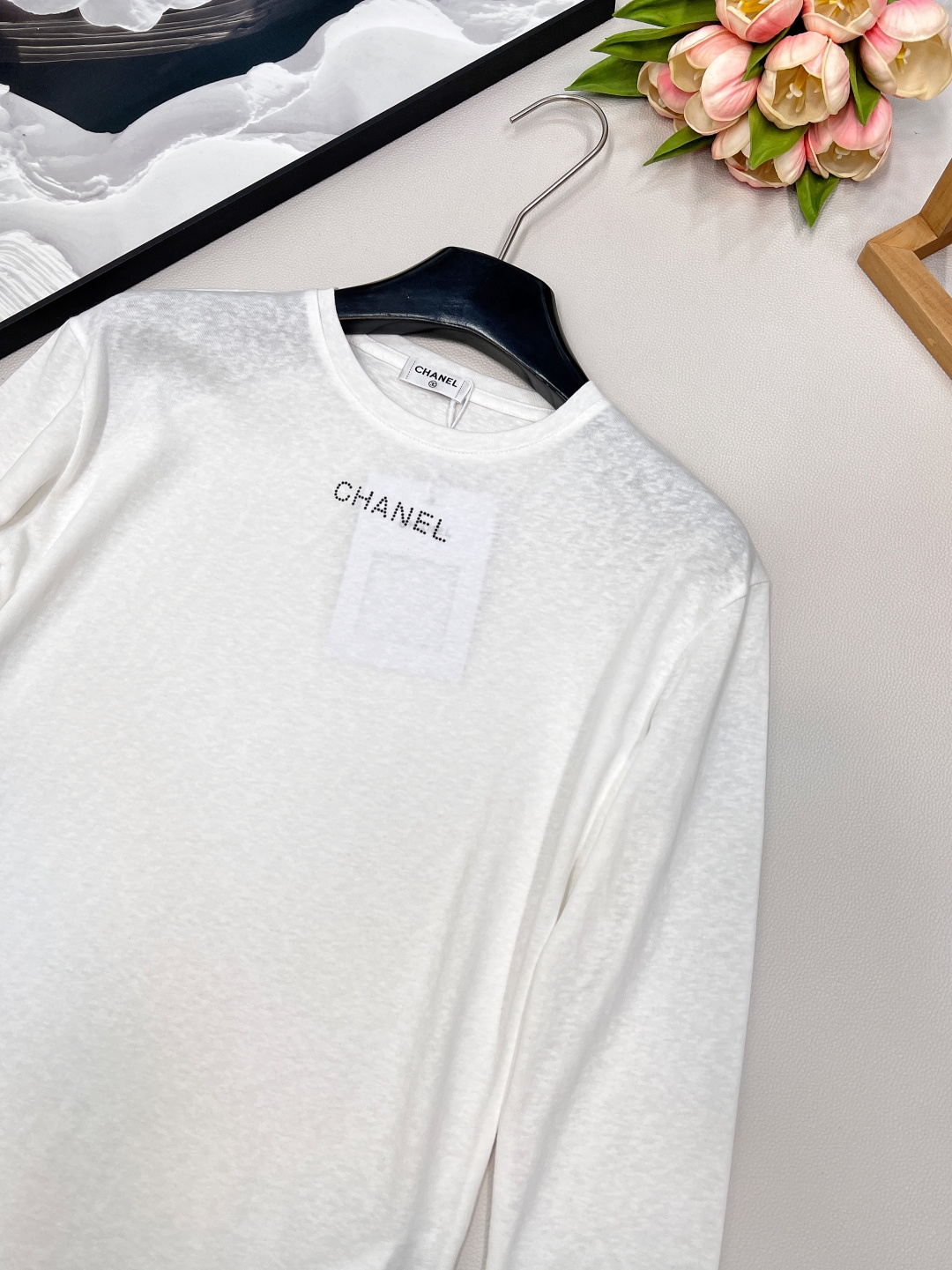 🆕CHANEL小香新款字母烫钻竹节棉休闲长袖T恤袖口拼接一点点的粉色，一眼惊艳，整体瞬间活力灵动起来，没