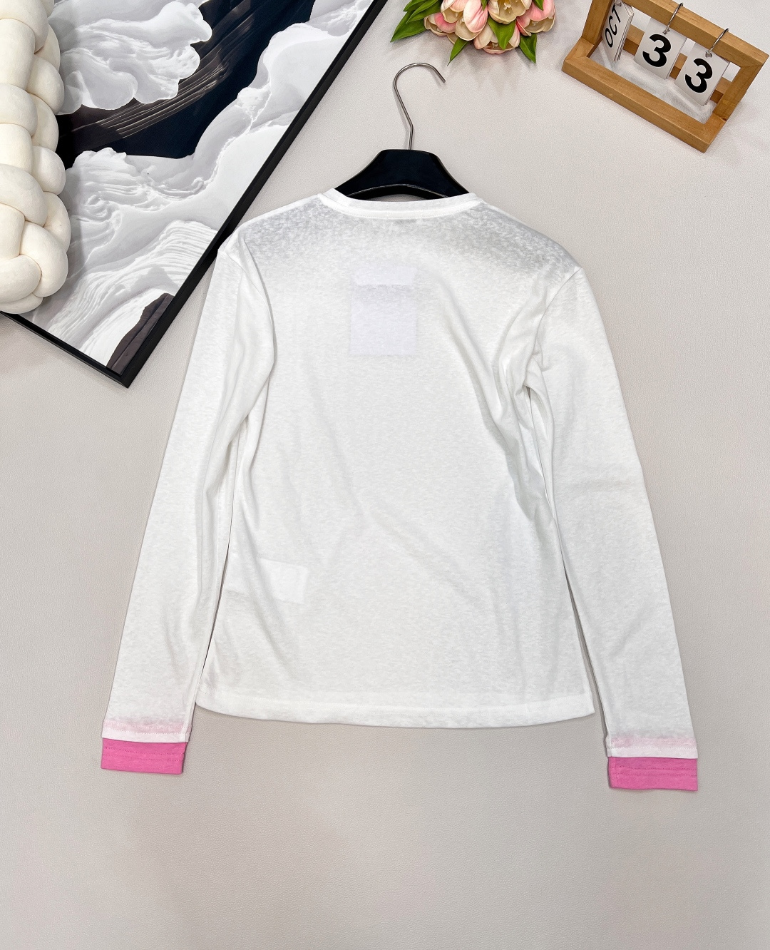 🆕CHANEL小香新款字母烫钻竹节棉休闲长袖T恤袖口拼接一点点的粉色，一眼惊艳，整体瞬间活力灵动起来，没