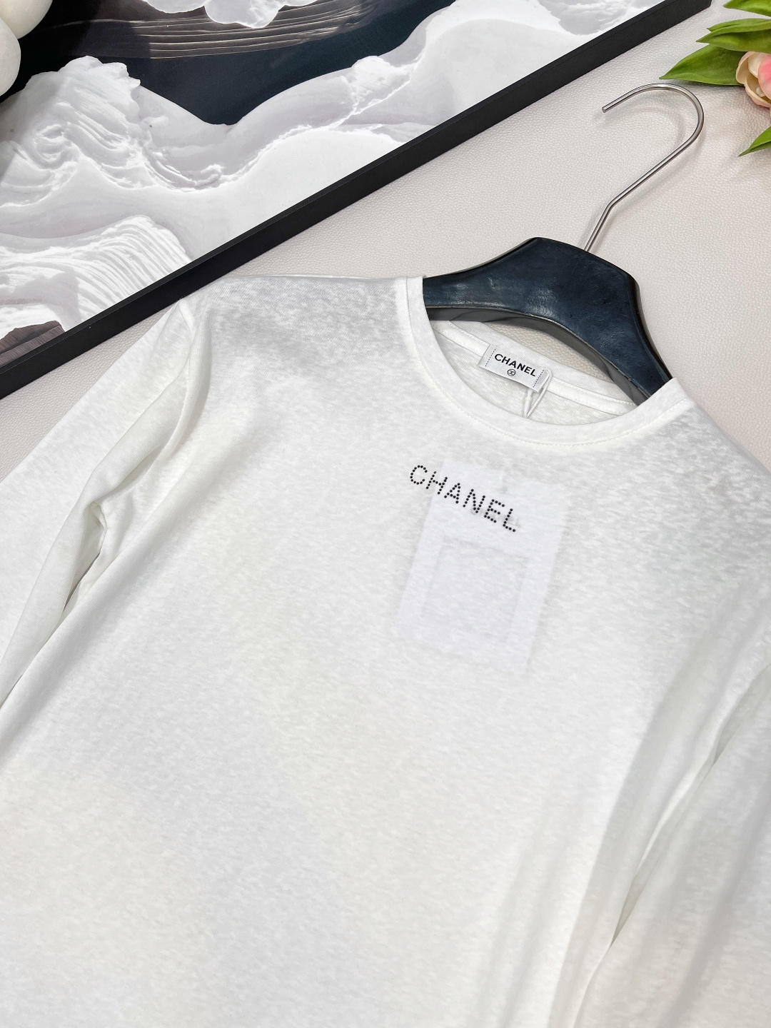 🆕CHANEL小香新款字母烫钻竹节棉休闲长袖T恤袖口拼接一点点的粉色，一眼惊艳，整体瞬间活力灵动起来，没